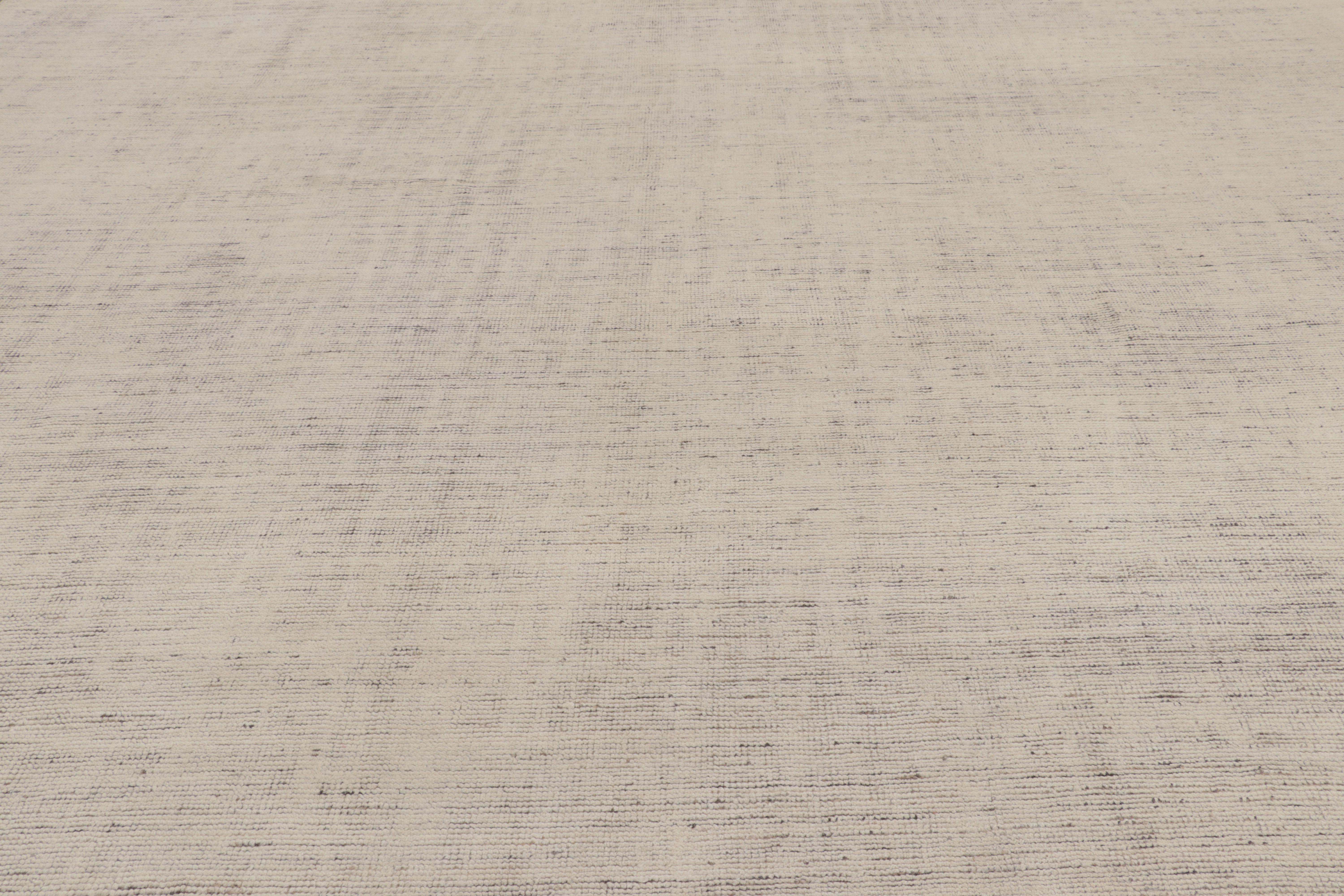 Rug & Kilim's übergroßer, texturierter Teppich in Beige-Braun-Tönen (Moderne) im Angebot