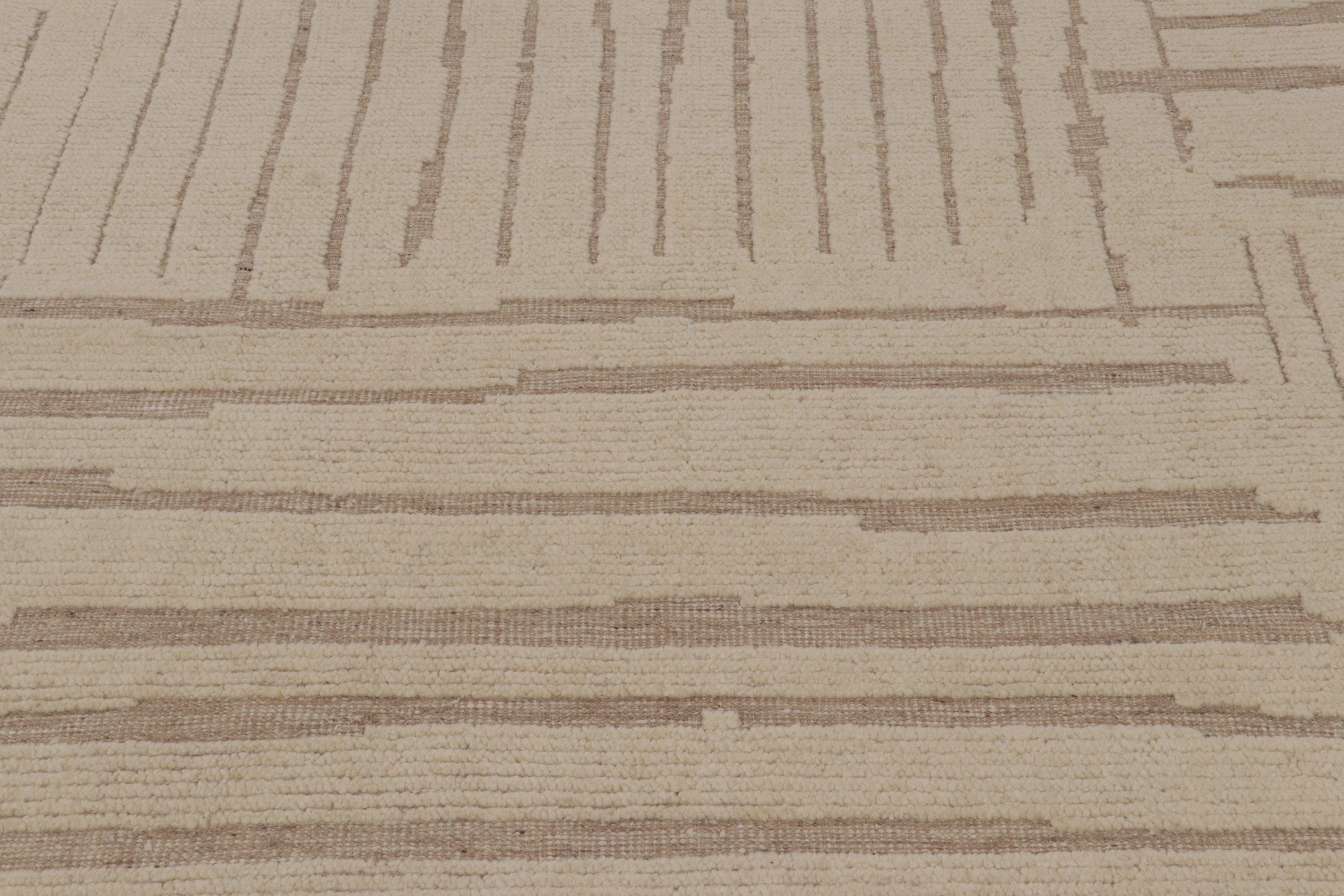 Rug & Kilim's übergroßer, texturierter Teppich in Beige-Braun-Tönen (Moderne) im Angebot