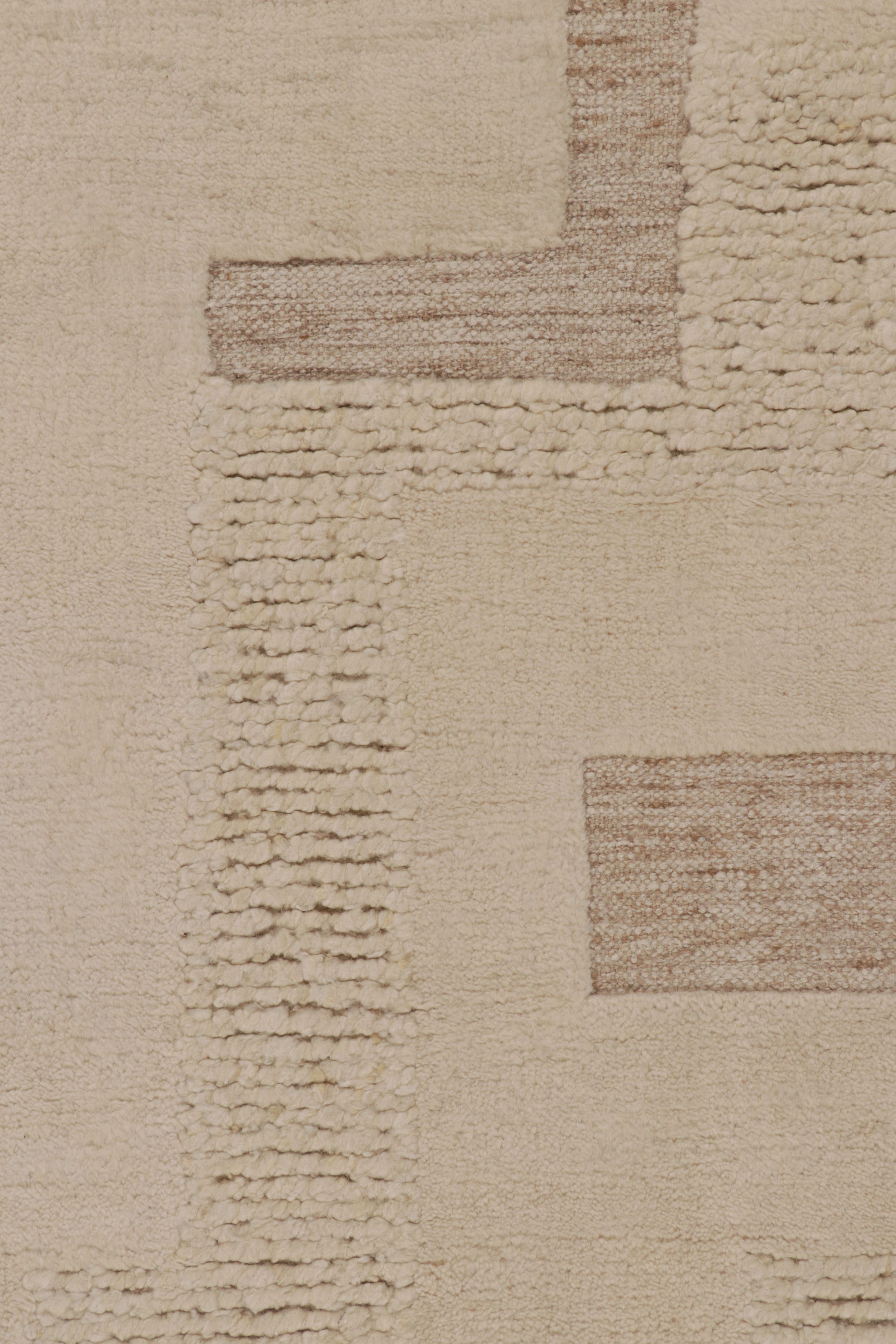 Rug & Kilim's übergroßer, texturierter Teppich in Beige-Braun-Tönen (Moderne) im Angebot