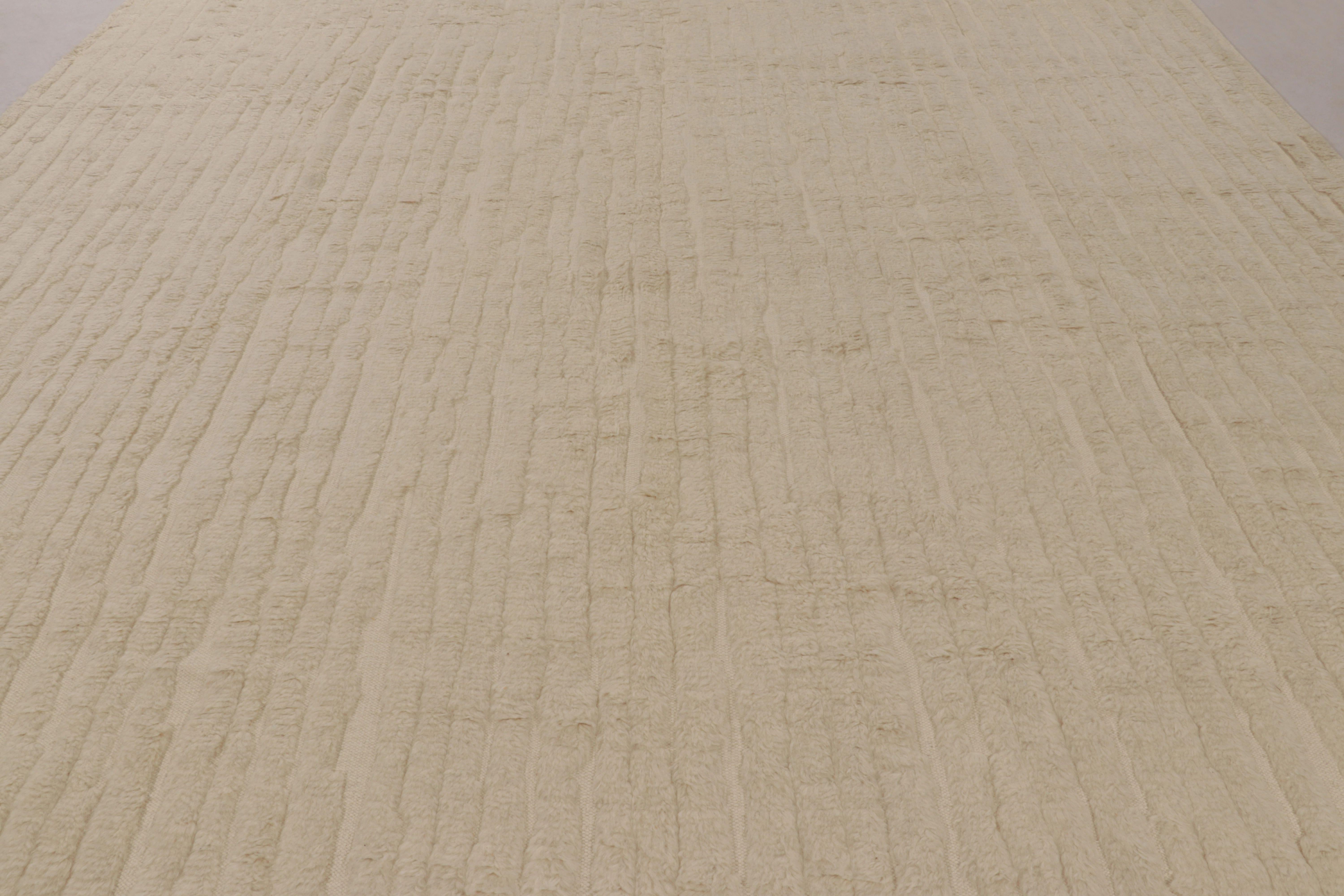 Moderno Rug & Kilim è un tappeto contemporaneo oversize dai toni beige-marroni. in vendita