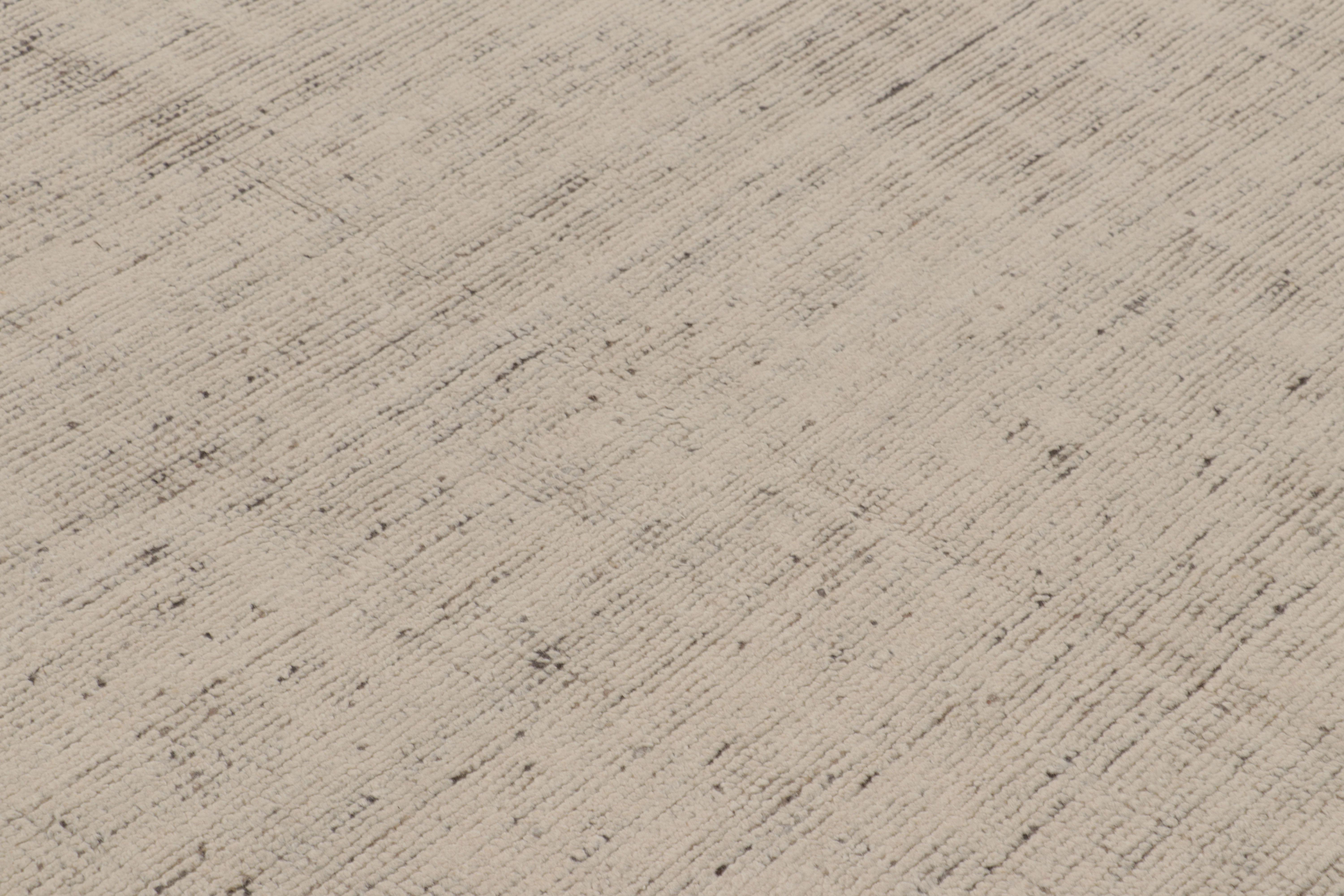 Rug & Kilim's übergroßer, texturierter Teppich in Beige-Braun-Tönen (Indisch) im Angebot