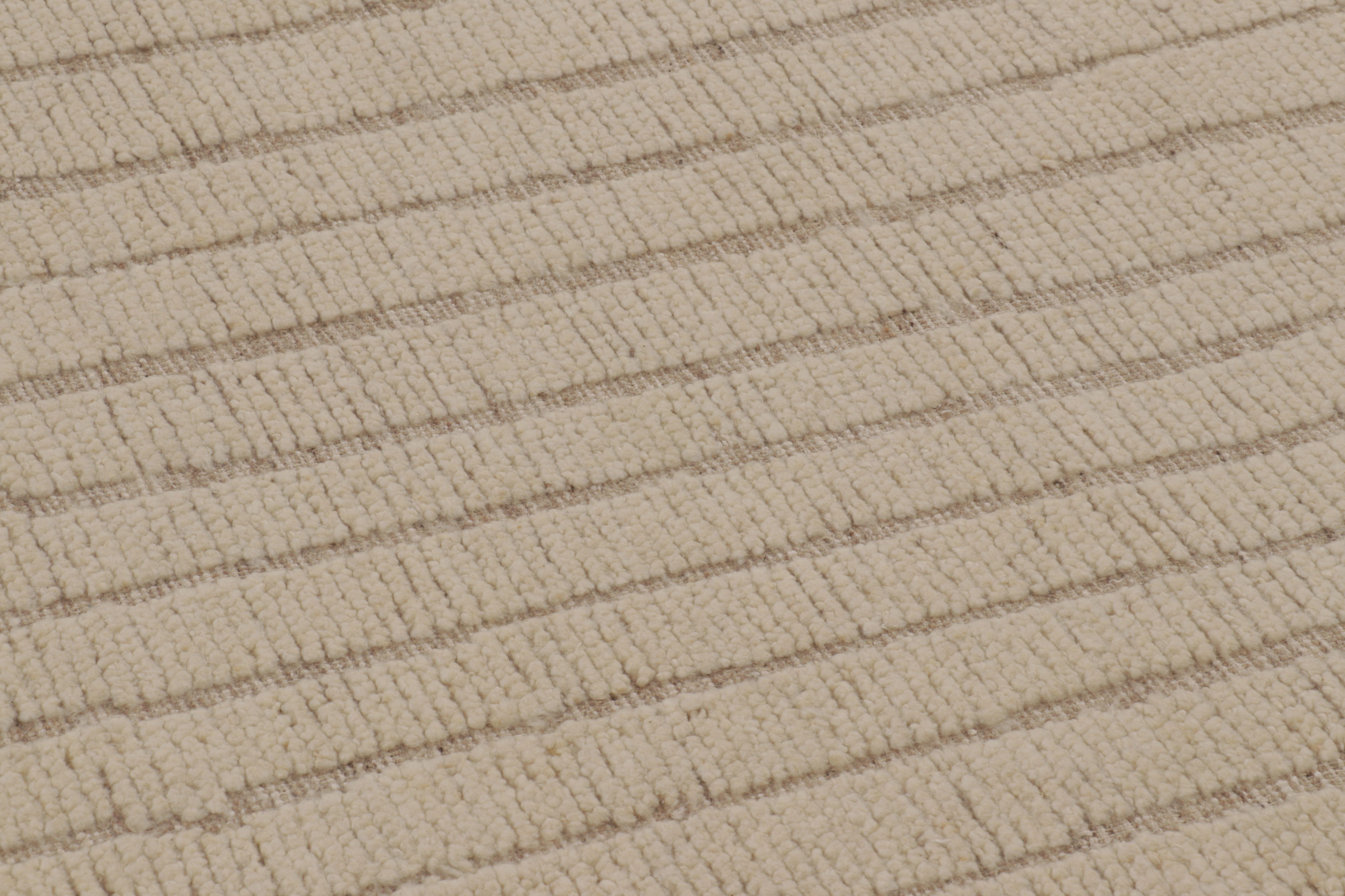 Rug & Kilim's übergroßer, texturierter Teppich in Beige-Braun-Tönen (Indisch) im Angebot