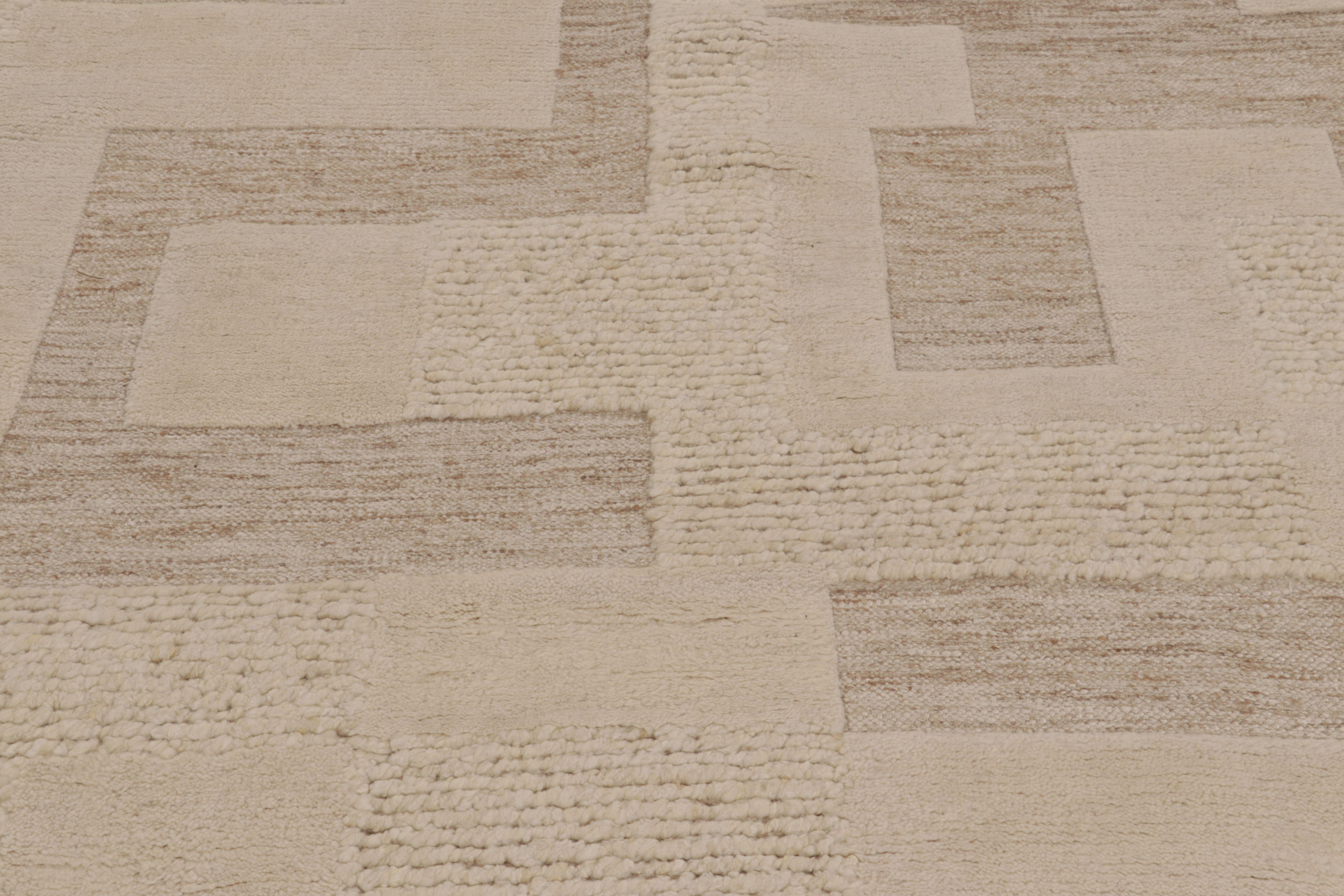 Dieser handgeknüpfte Teppich im Format 15x20 aus Wolle und Baumwolle ist eine aufregende Neuheit in der Modern Collection'S von Rug & Kilim. Er besticht durch seine schlichte Farbpalette und sein einzigartiges Spiel mit Streifen, hohen und niedrigen