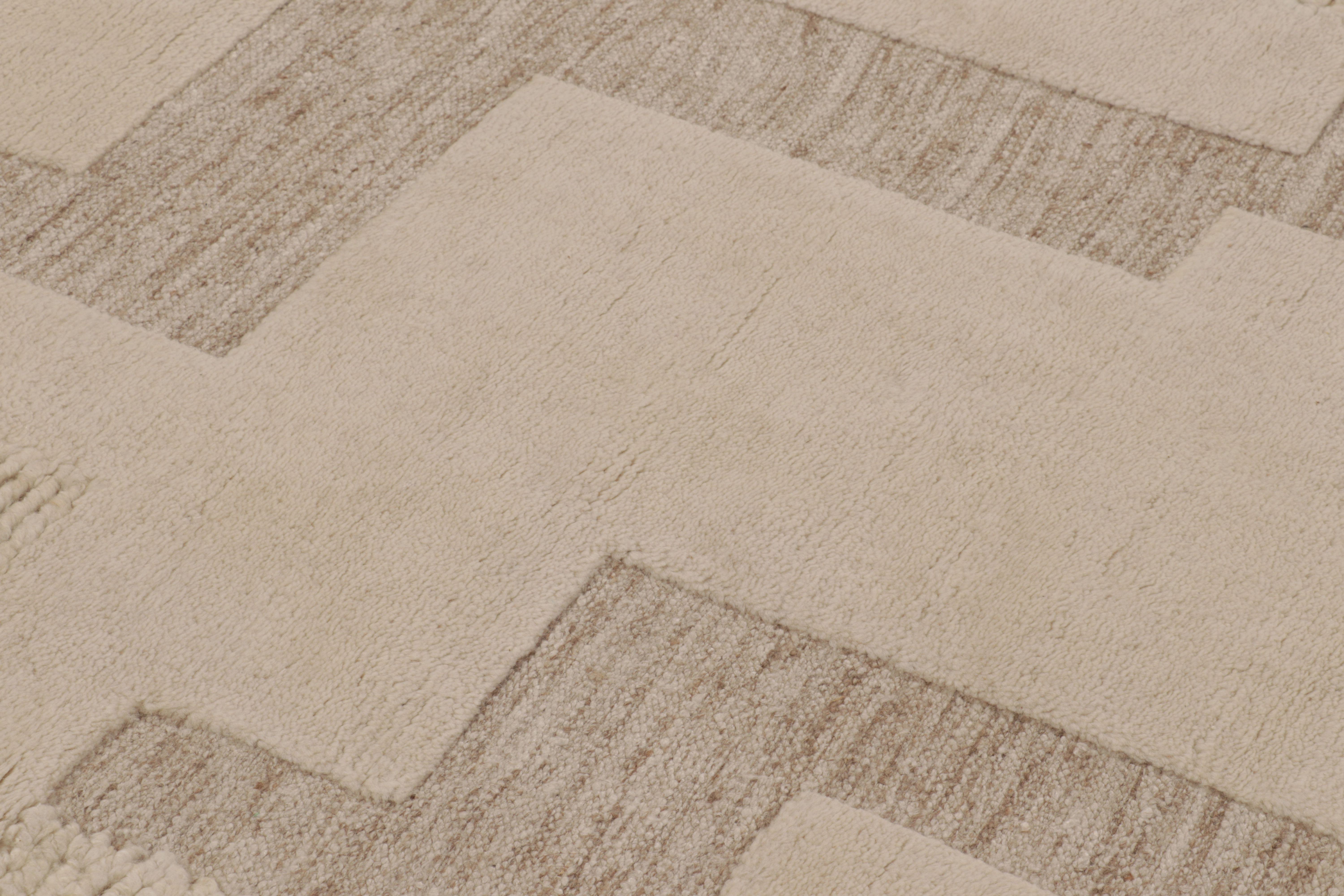 Rug & Kilim's übergroßer, texturierter Teppich in Beige-Braun-Tönen (Indisch) im Angebot