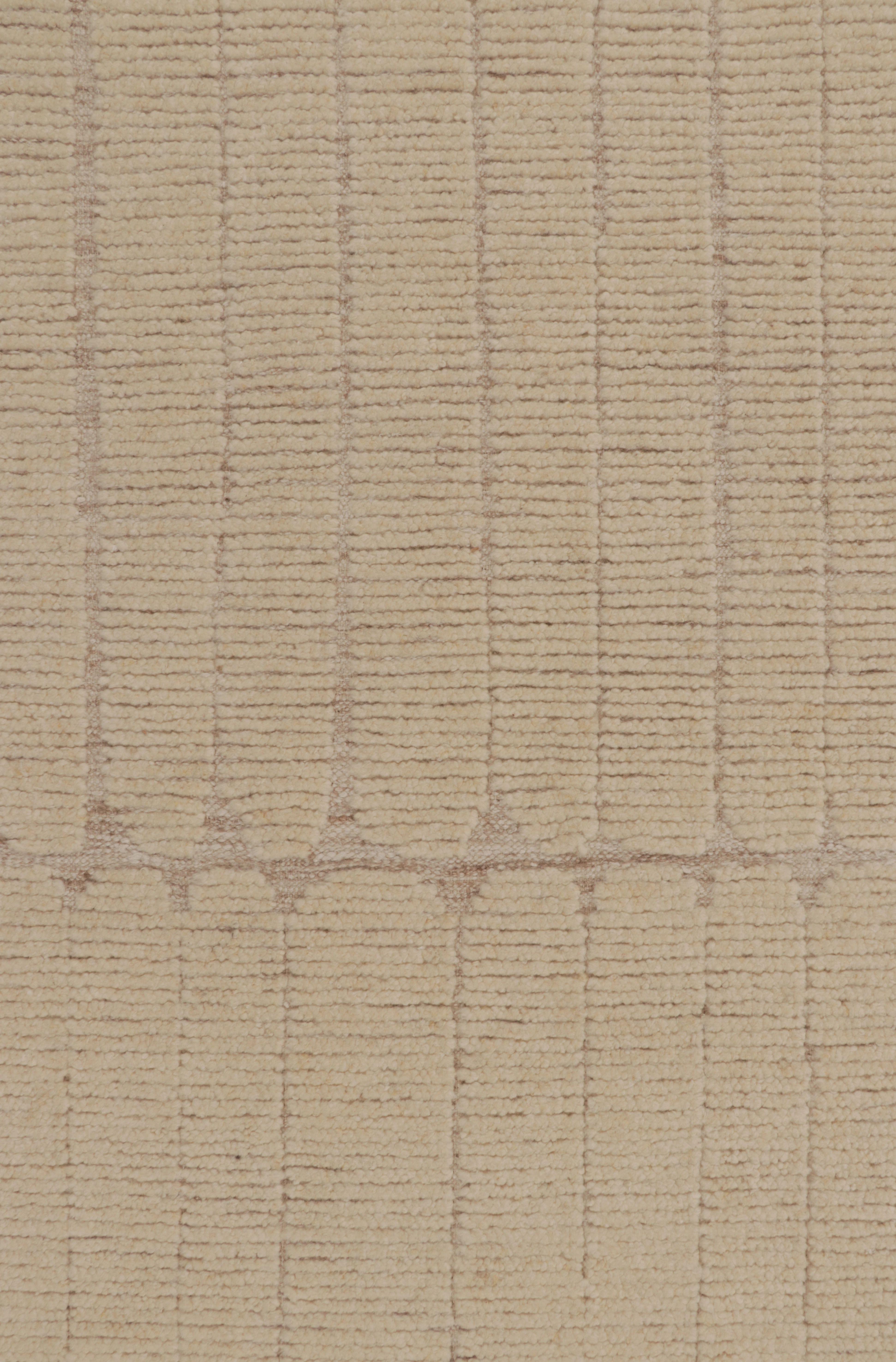 Rug & Kilim's übergroßer, texturierter Teppich in Beige-Braun-Tönen (Indisch) im Angebot