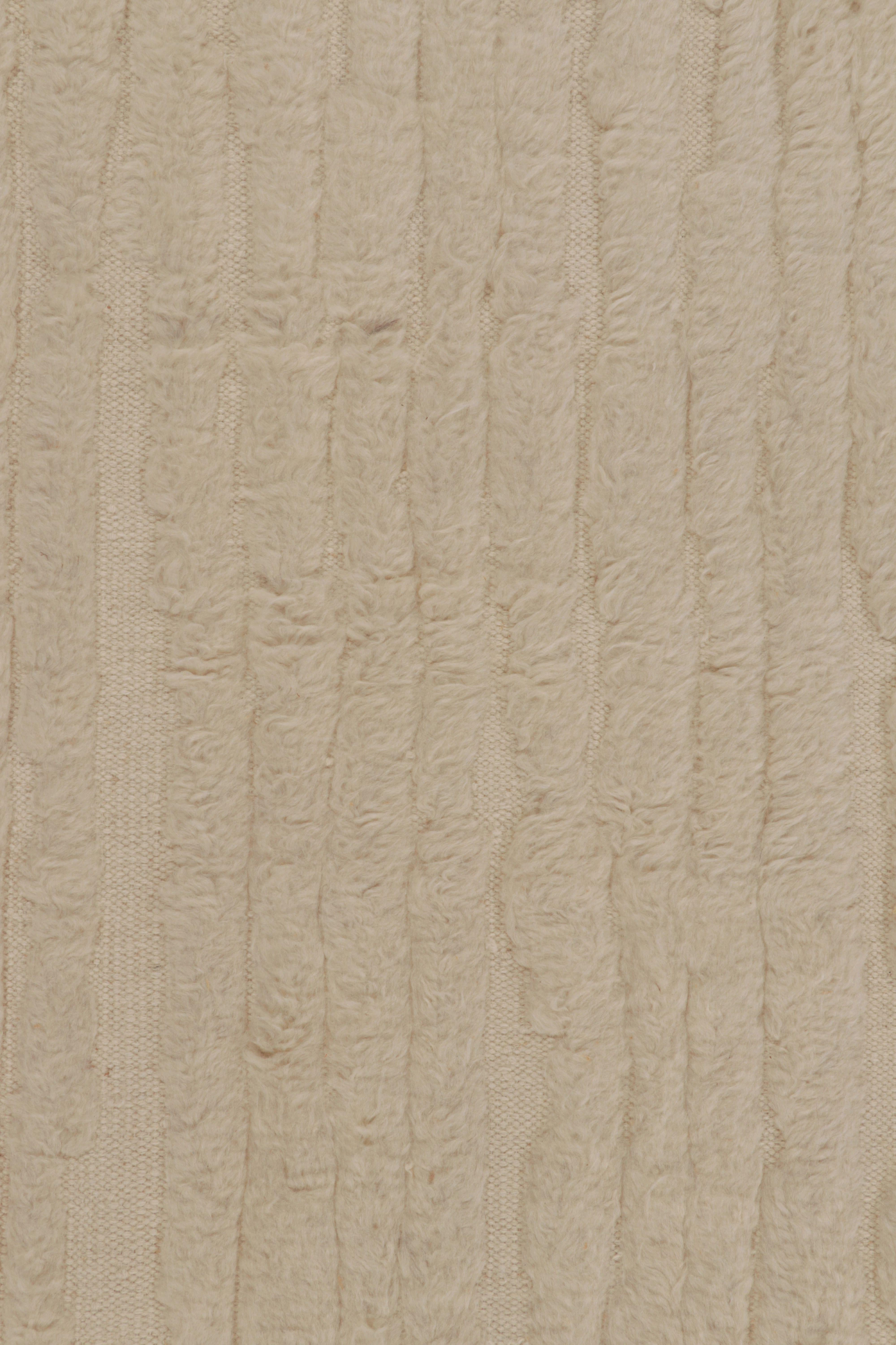 Indiano Rug & Kilim è un tappeto contemporaneo oversize dai toni beige-marroni. in vendita