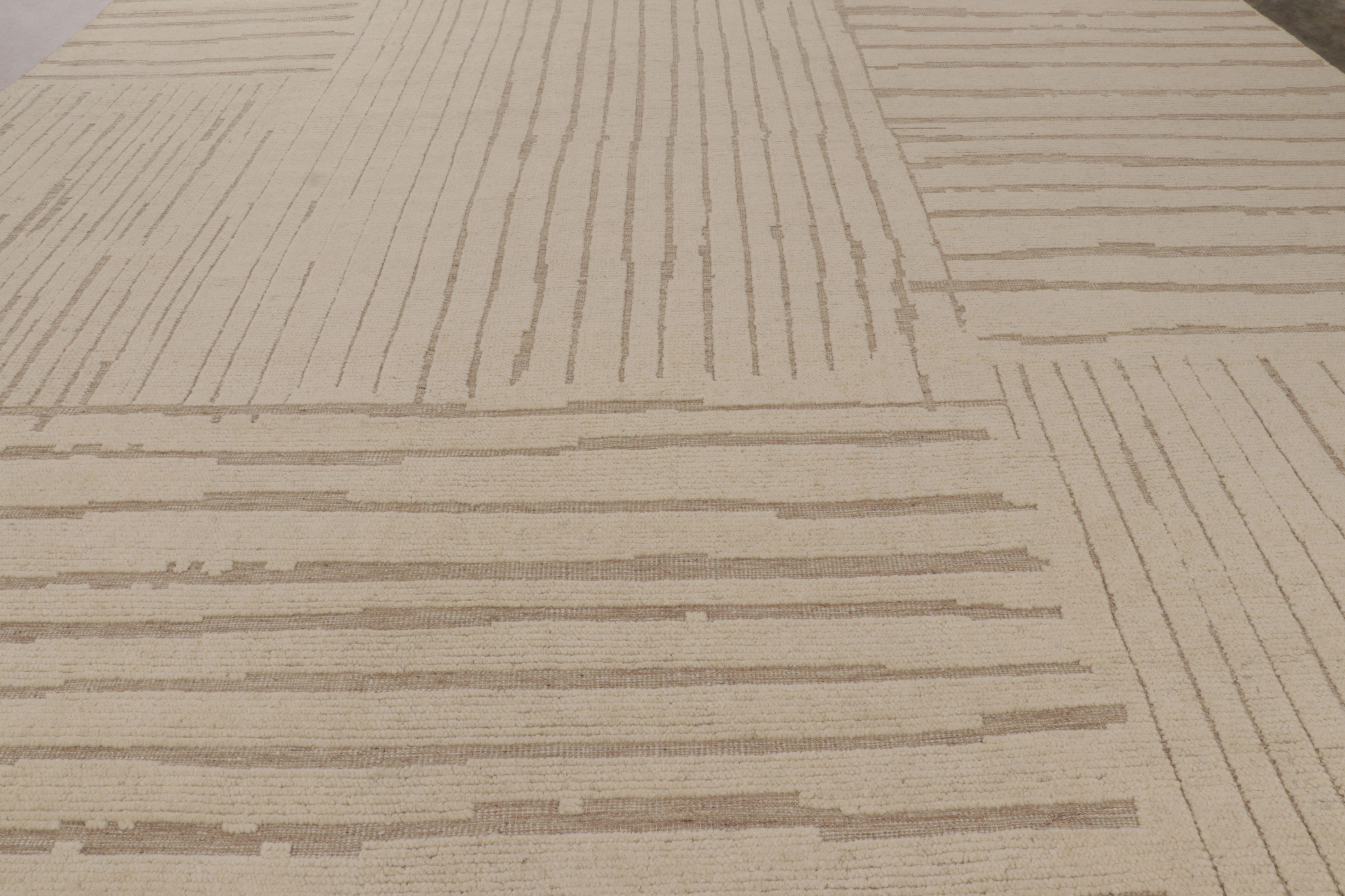 Rug & Kilim's übergroßer, texturierter Teppich in Beige-Braun-Tönen (Handgeknüpft) im Angebot