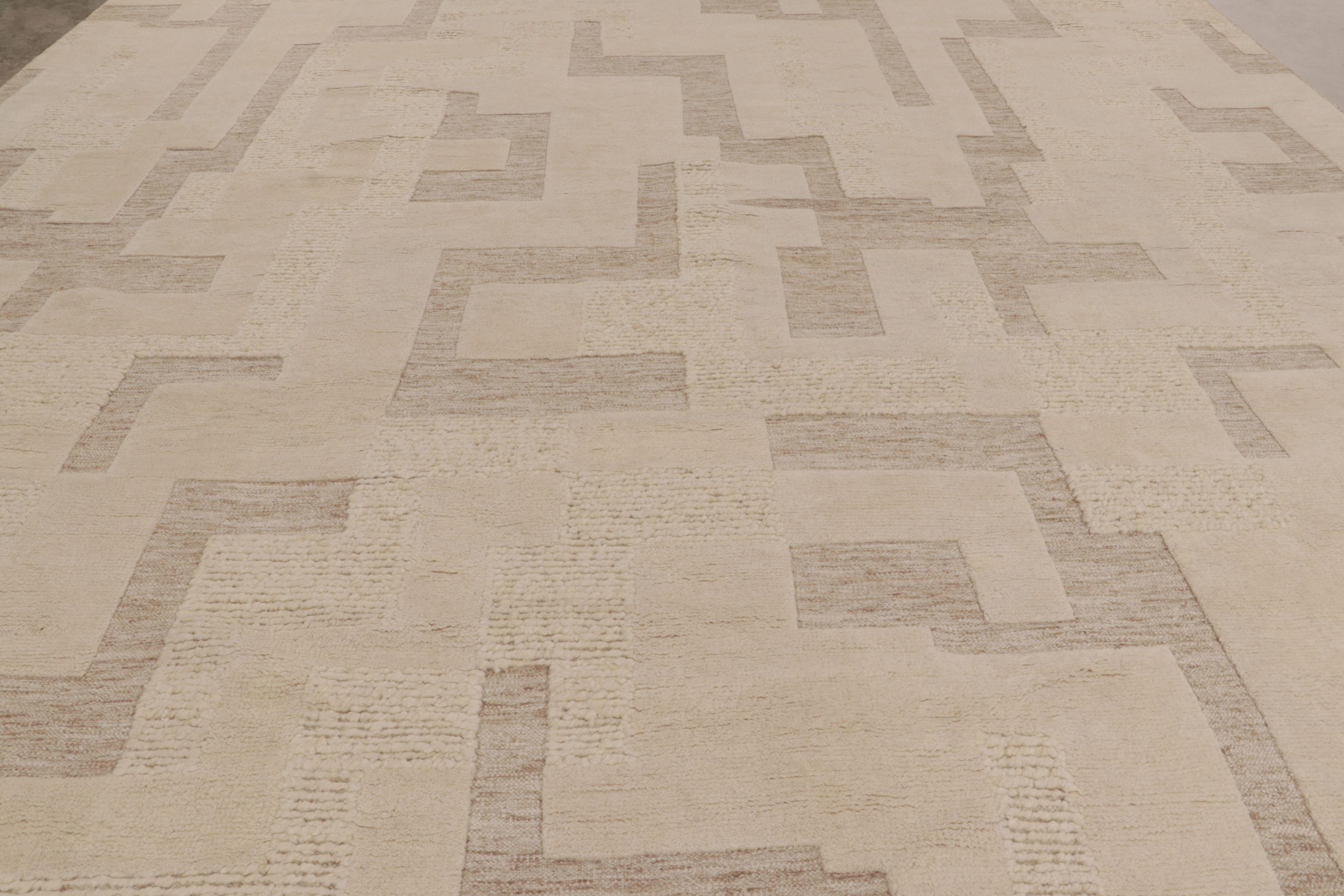 Rug & Kilim's übergroßer, texturierter Teppich in Beige-Braun-Tönen (Handgeknüpft) im Angebot