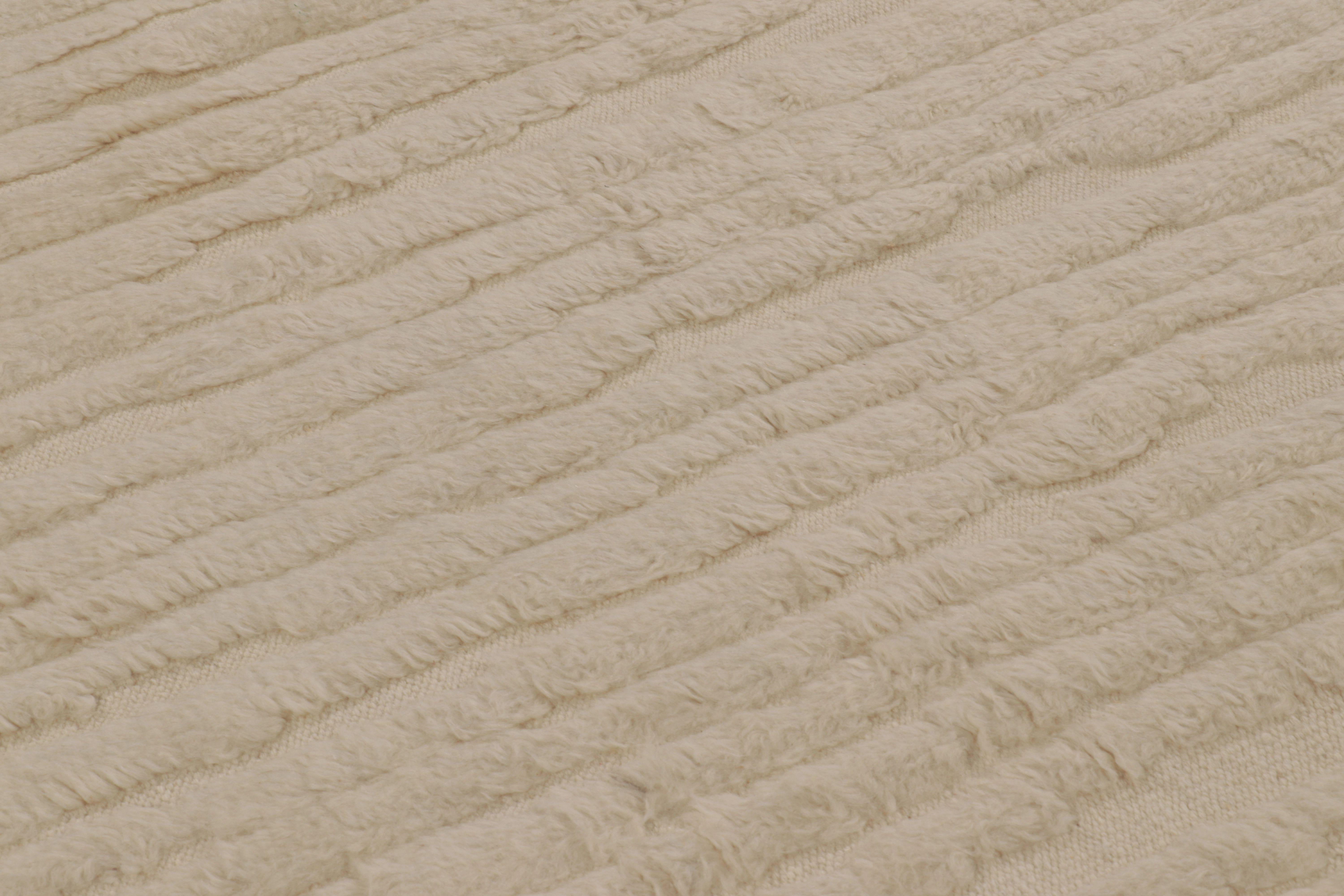 Annodato a mano Rug & Kilim è un tappeto contemporaneo oversize dai toni beige-marroni. in vendita