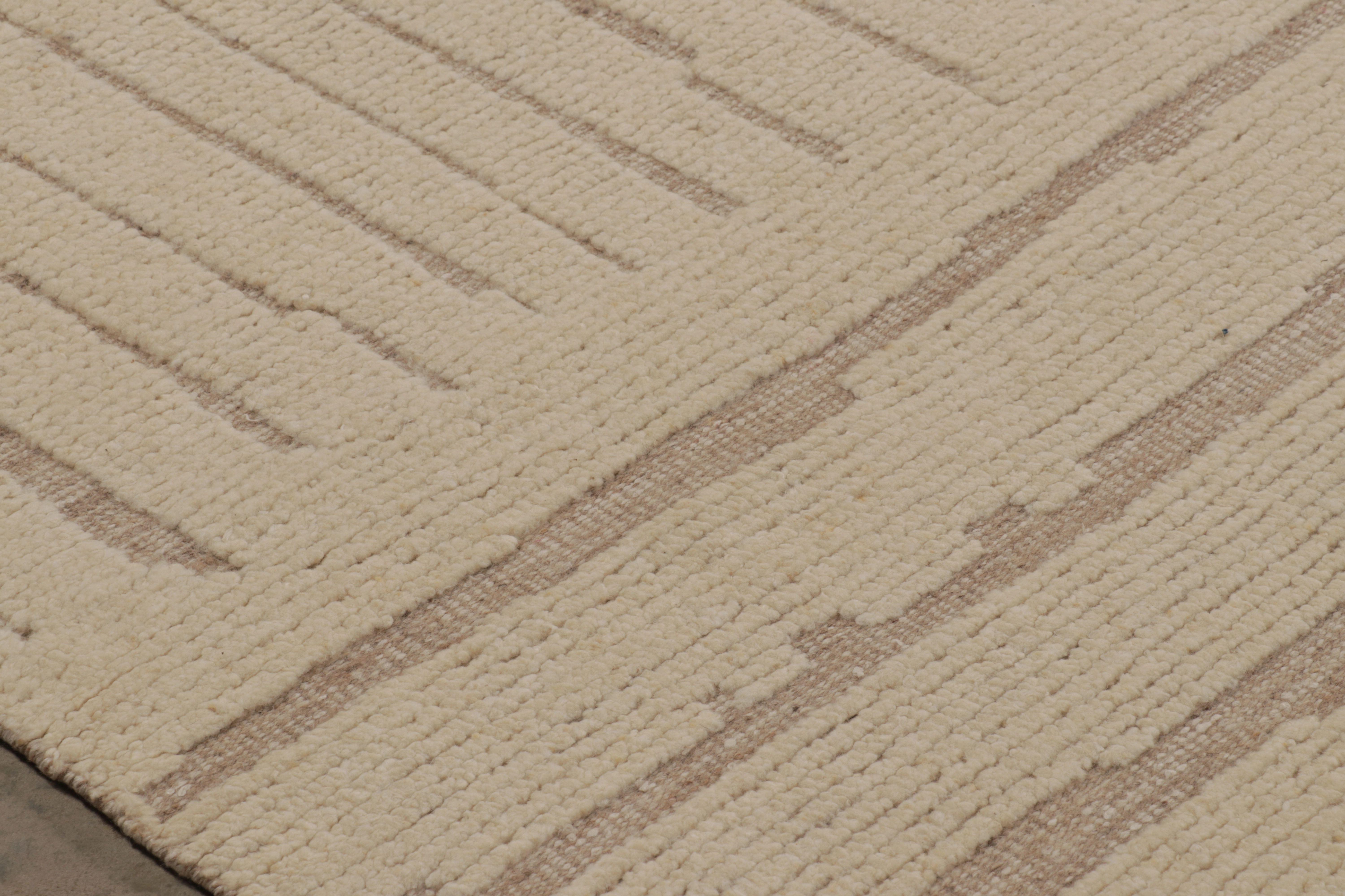 Rug & Kilim's übergroßer, texturierter Teppich in Beige-Braun-Tönen im Zustand „Neu“ im Angebot in Long Island City, NY