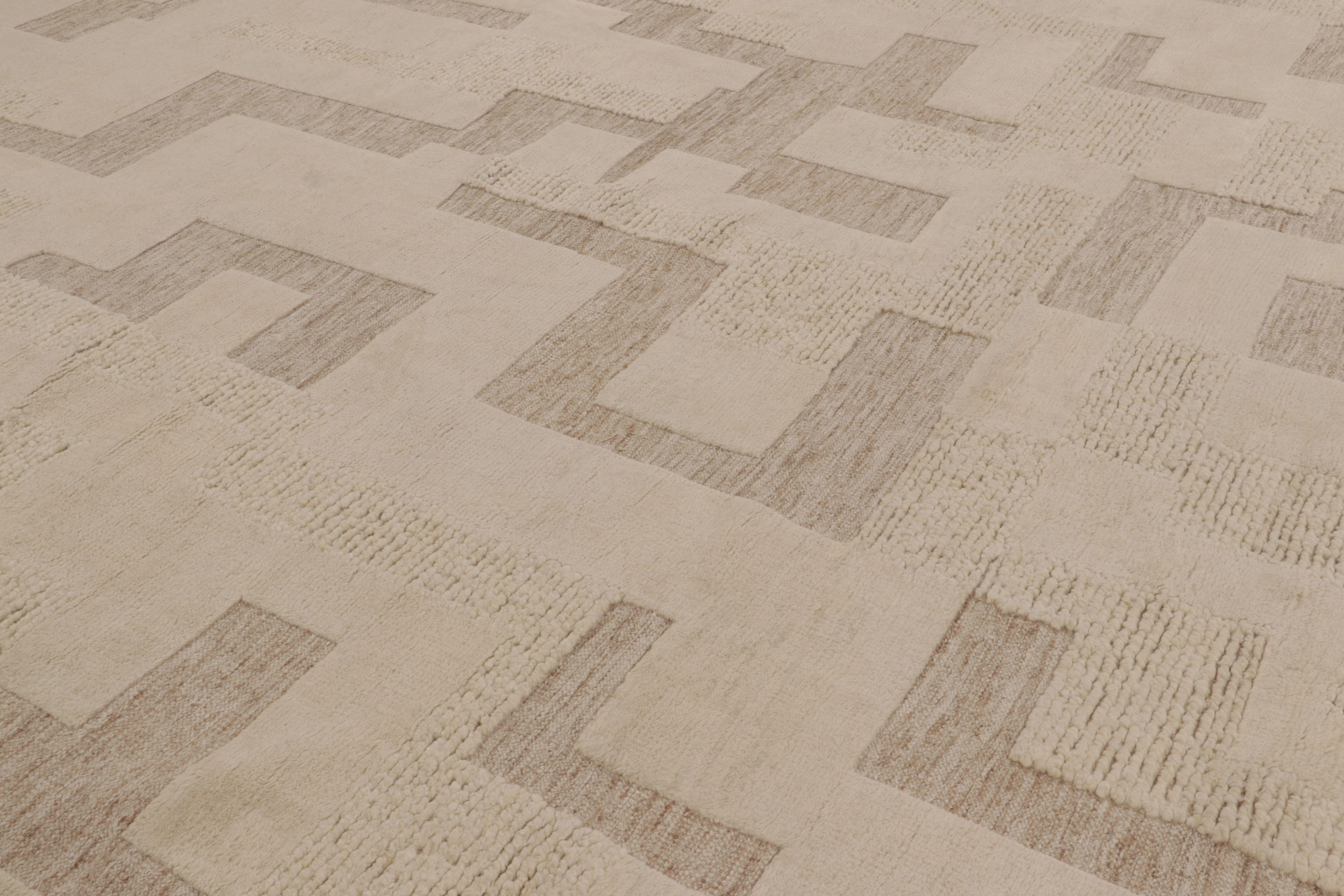 Rug & Kilim's übergroßer, texturierter Teppich in Beige-Braun-Tönen im Zustand „Neu“ im Angebot in Long Island City, NY