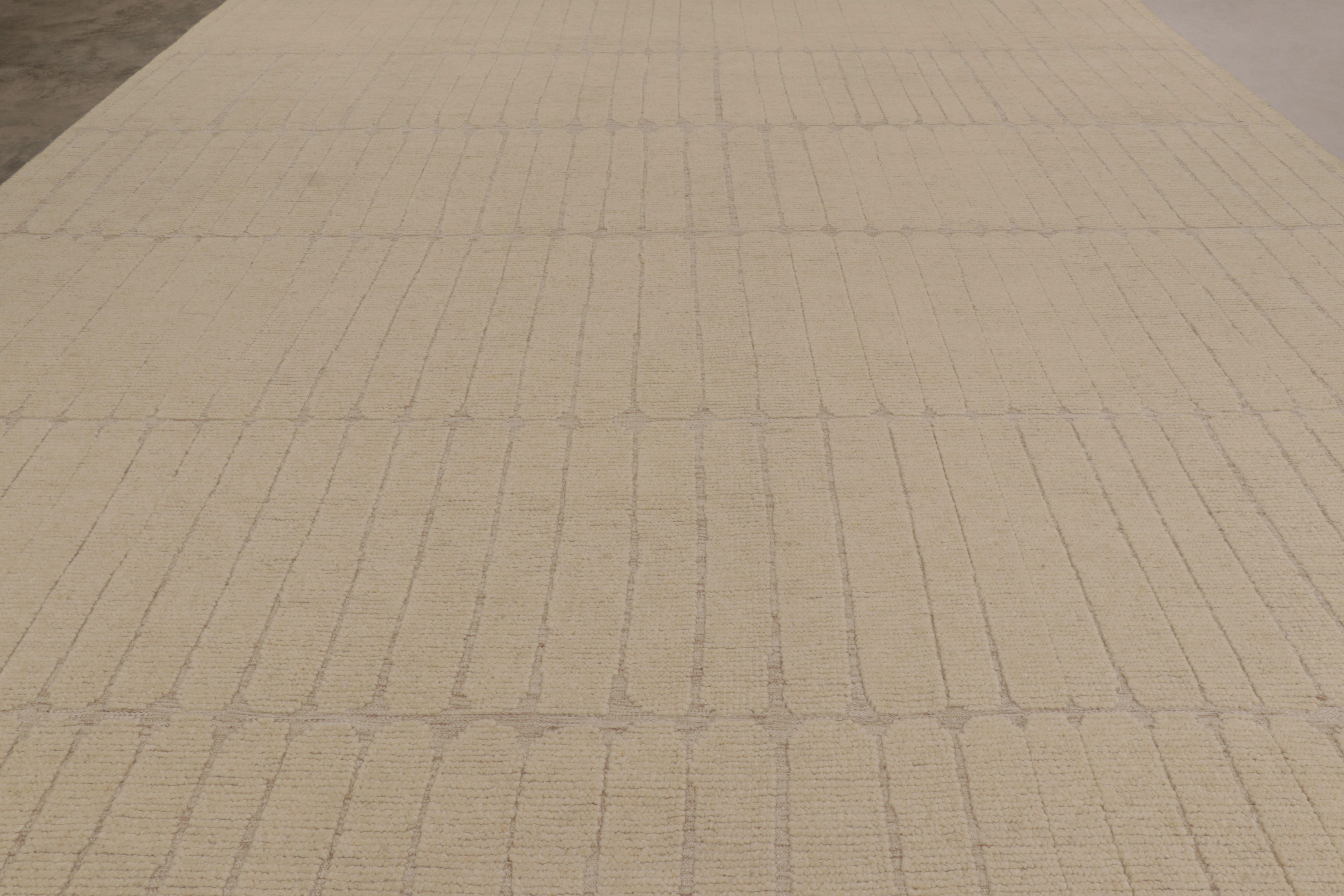 Rug & Kilim's übergroßer, texturierter Teppich in Beige-Braun-Tönen im Zustand „Neu“ im Angebot in Long Island City, NY