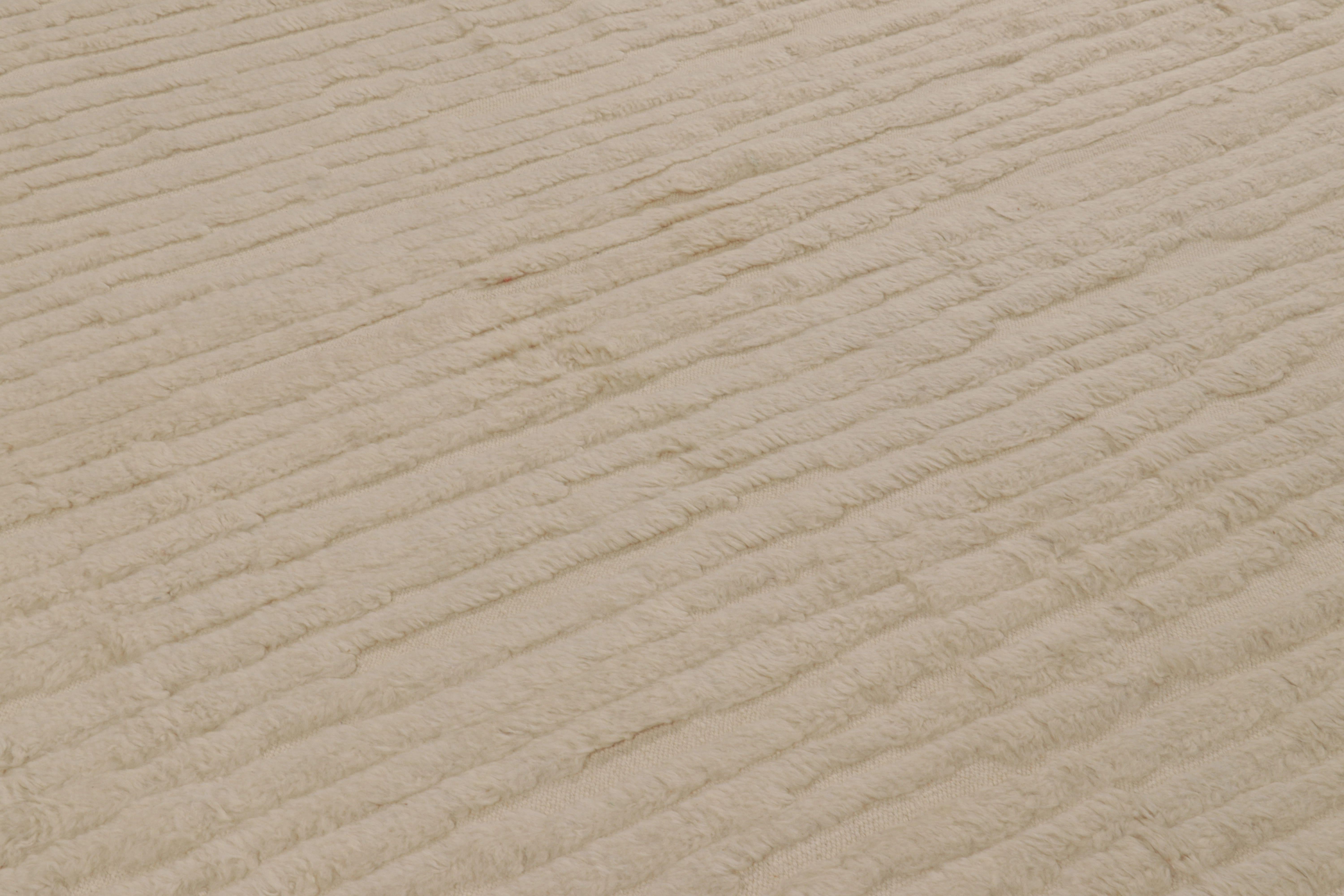 Rug & Kilim è un tappeto contemporaneo oversize dai toni beige-marroni. In condizioni Nuovo in vendita a Long Island City, NY