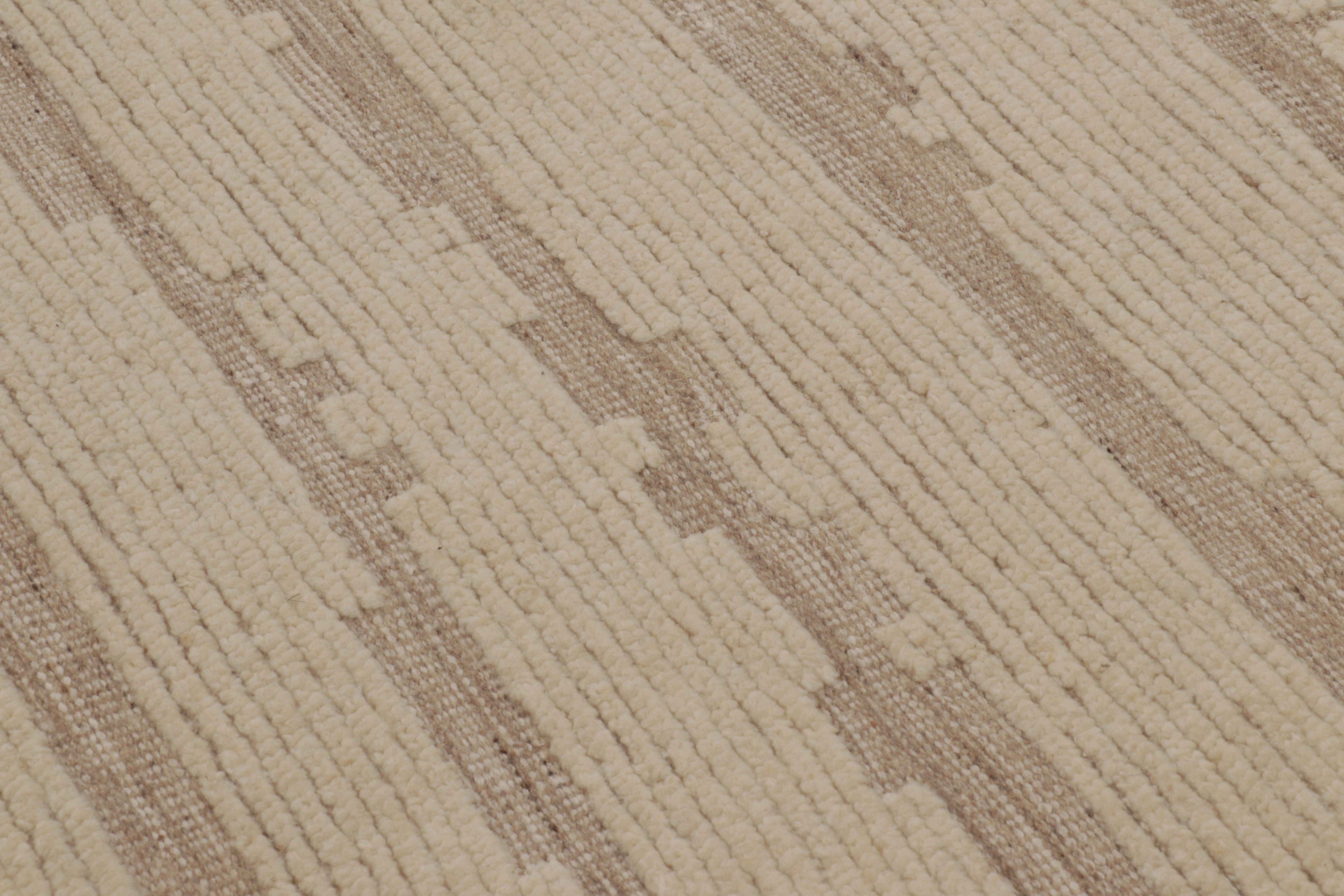 Rug & Kilim's übergroßer, texturierter Teppich in Beige-Braun-Tönen (21. Jahrhundert und zeitgenössisch) im Angebot