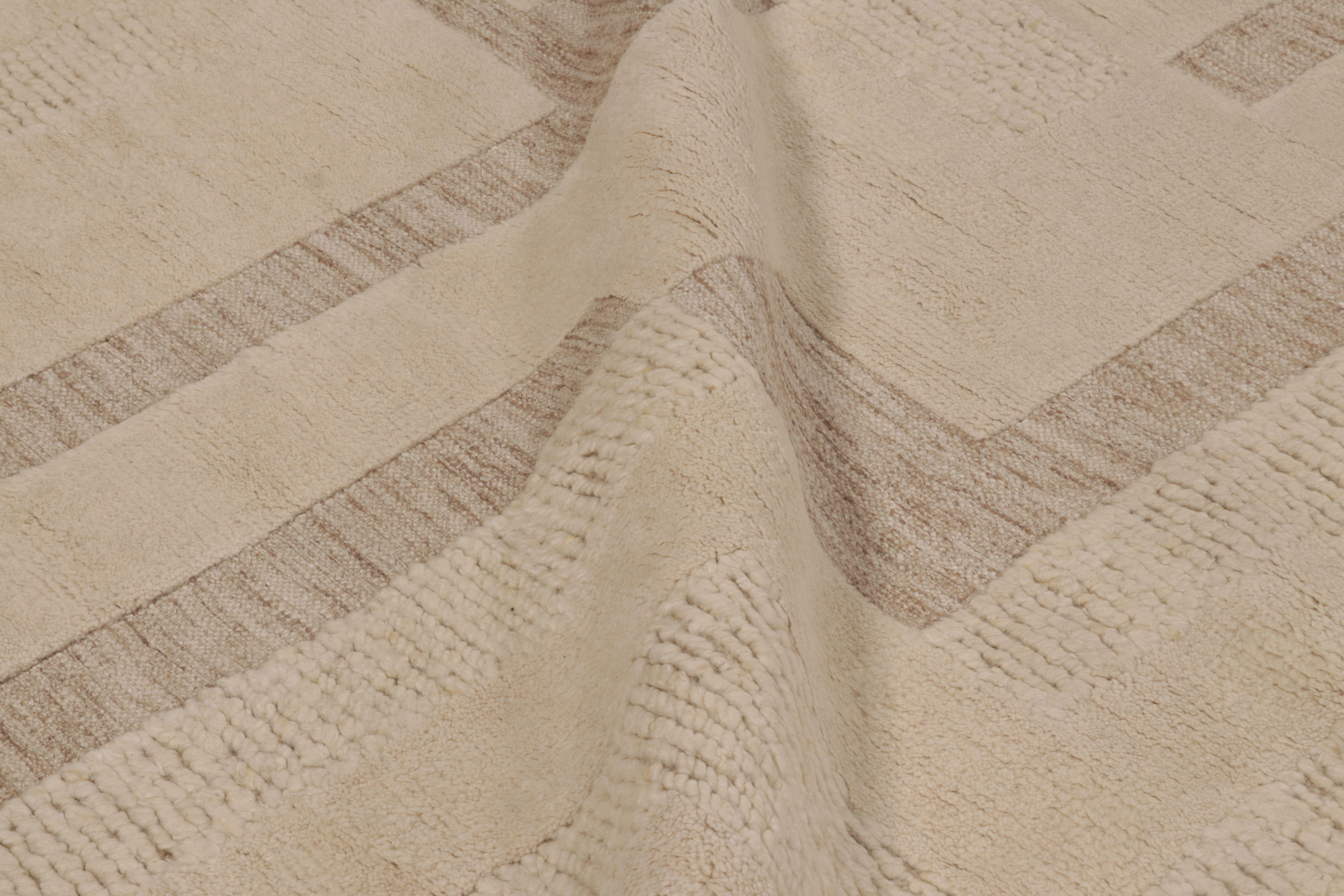 Rug & Kilim's übergroßer, texturierter Teppich in Beige-Braun-Tönen (21. Jahrhundert und zeitgenössisch) im Angebot