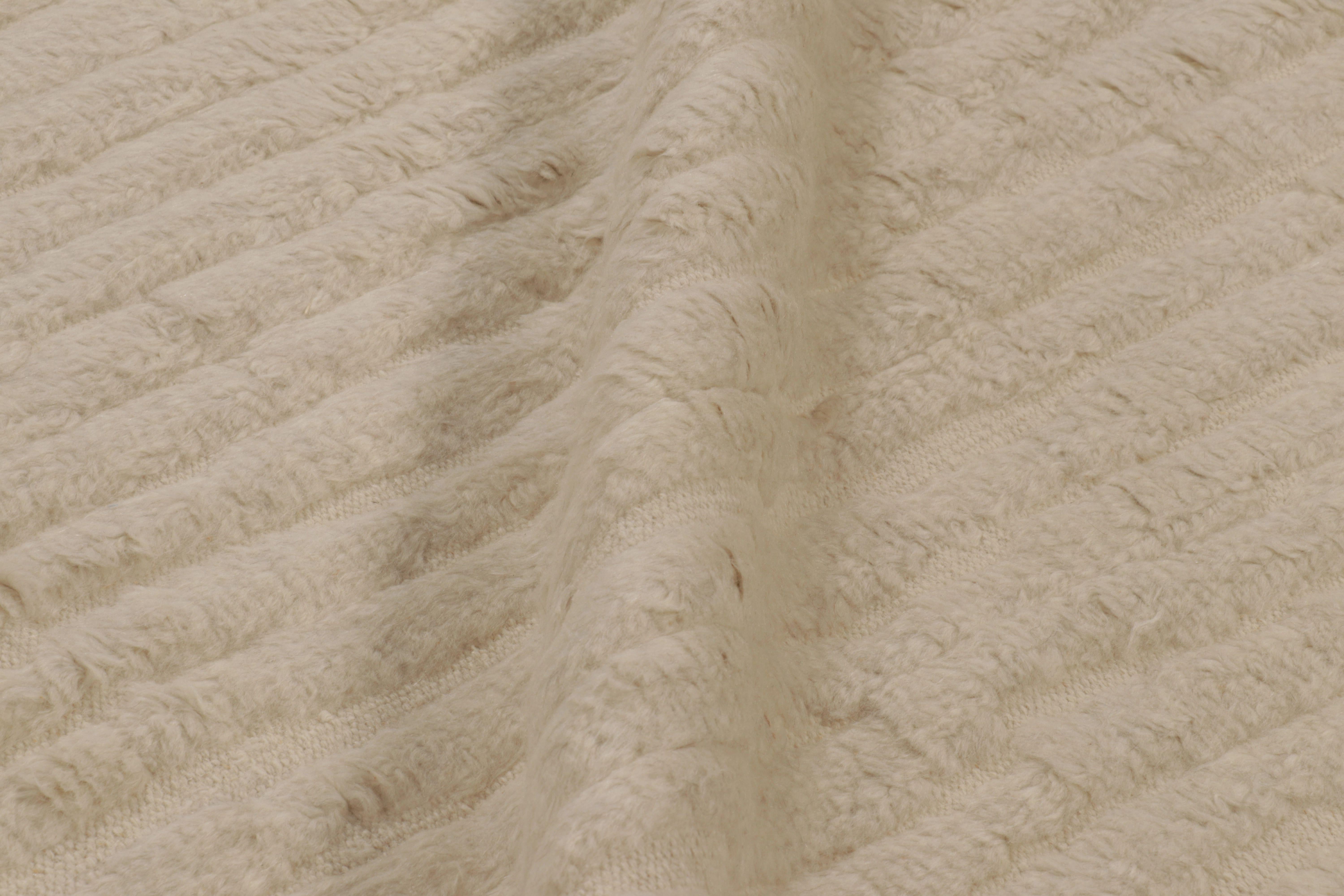 XXI secolo e contemporaneo Rug & Kilim è un tappeto contemporaneo oversize dai toni beige-marroni. in vendita