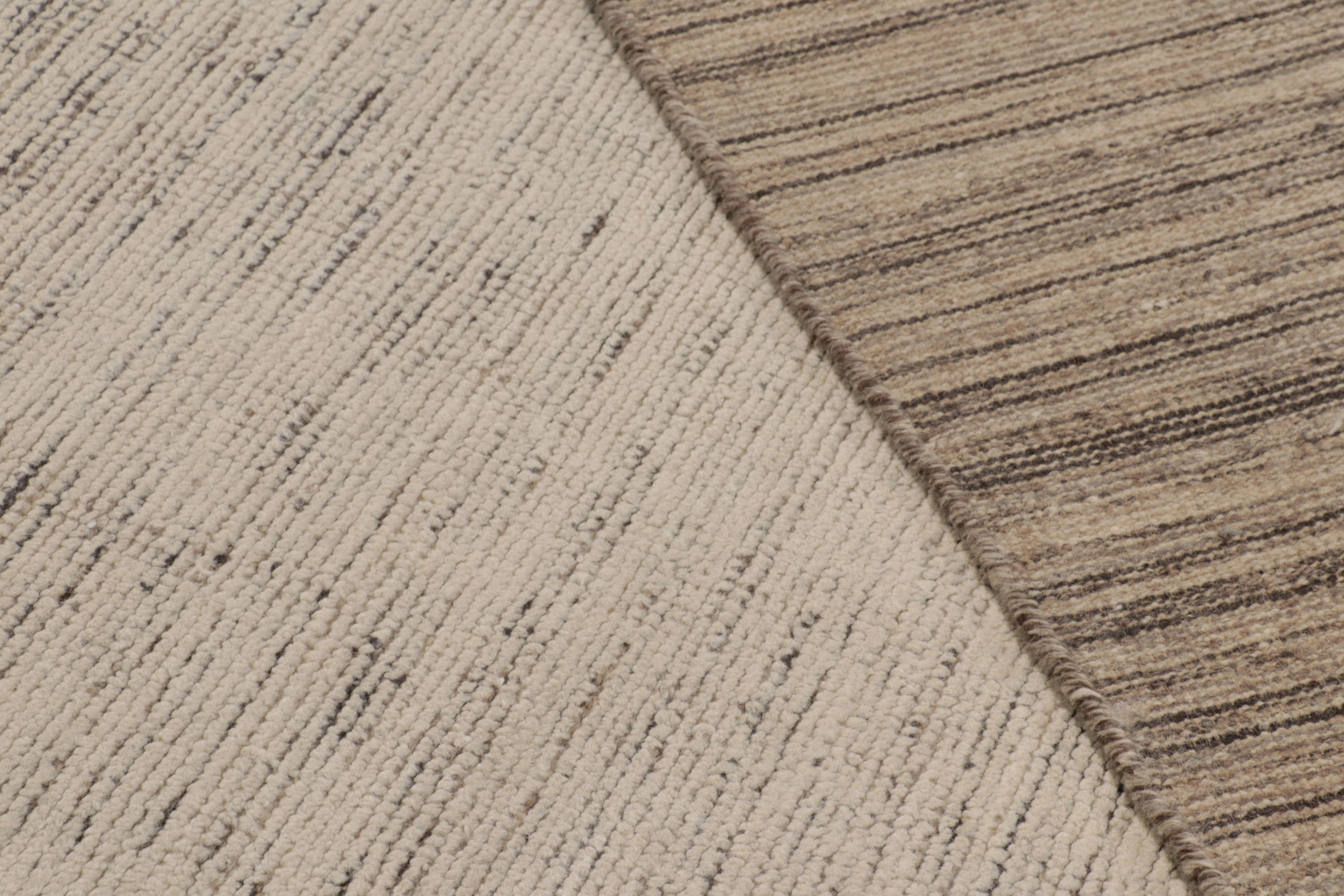Rug & Kilim's übergroßer, texturierter Teppich in Beige-Braun-Tönen (Baumwolle) im Angebot