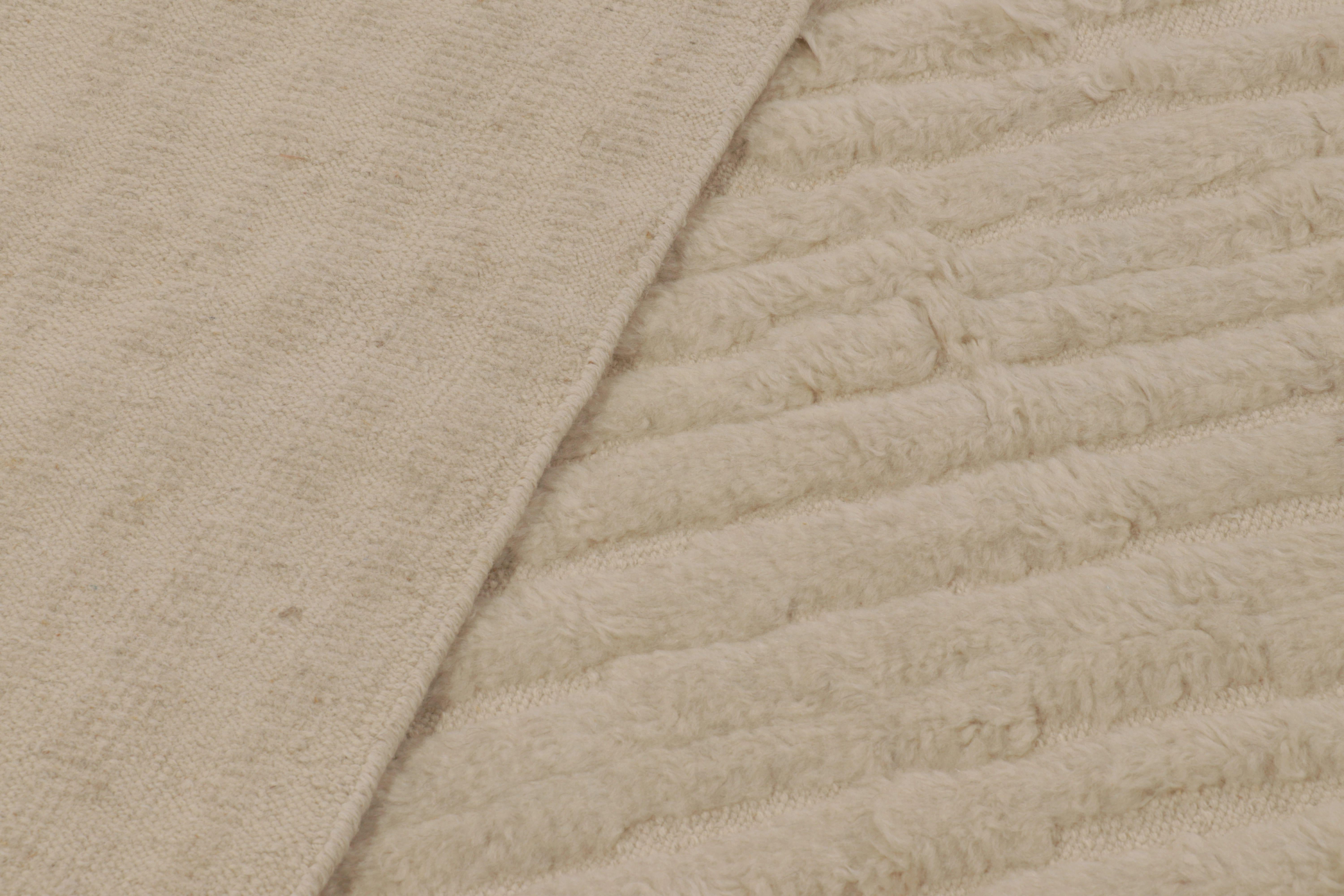 Lana Rug & Kilim è un tappeto contemporaneo oversize dai toni beige-marroni. in vendita