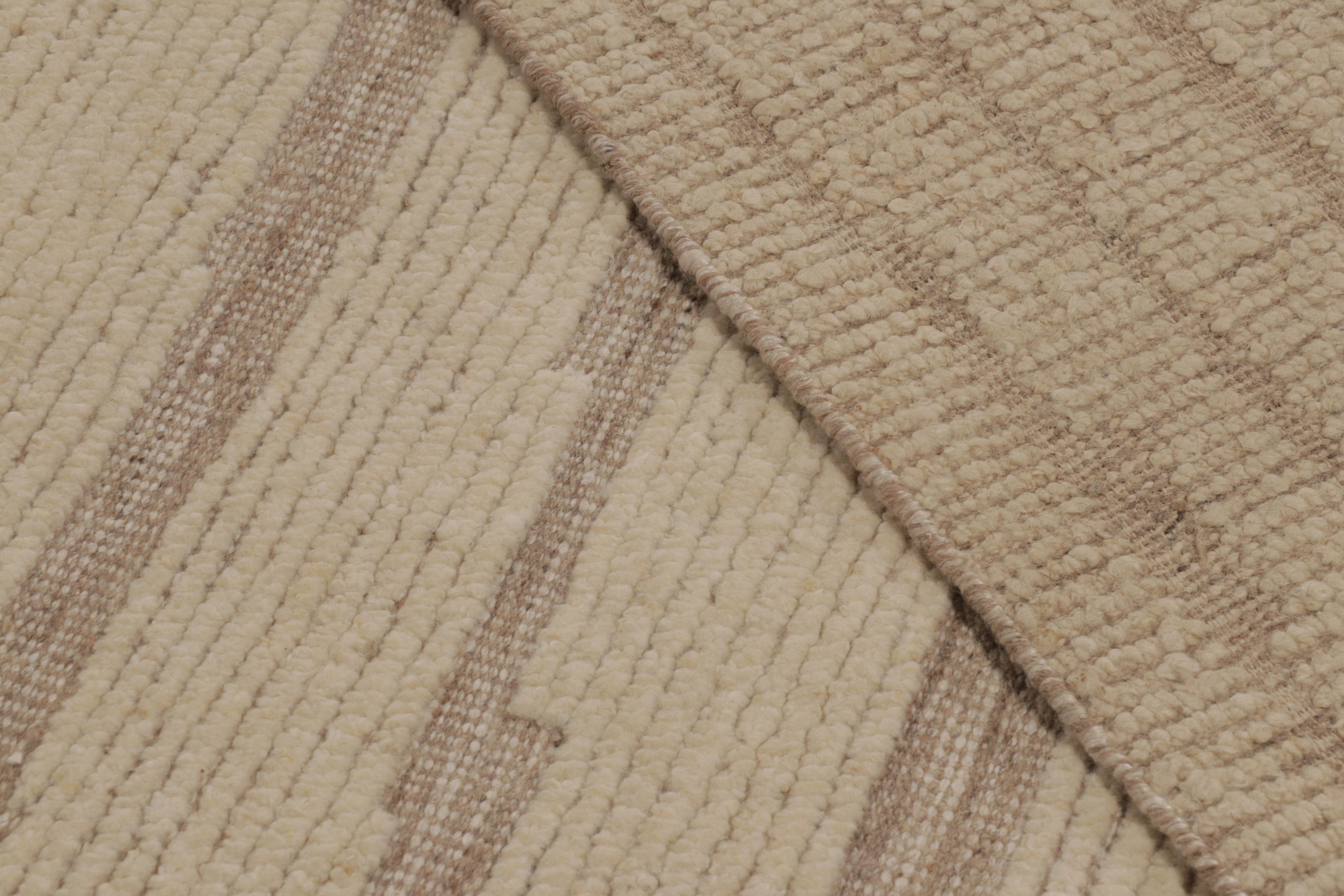 Rug & Kilim's übergroßer, texturierter Teppich in Beige-Braun-Tönen im Angebot 1