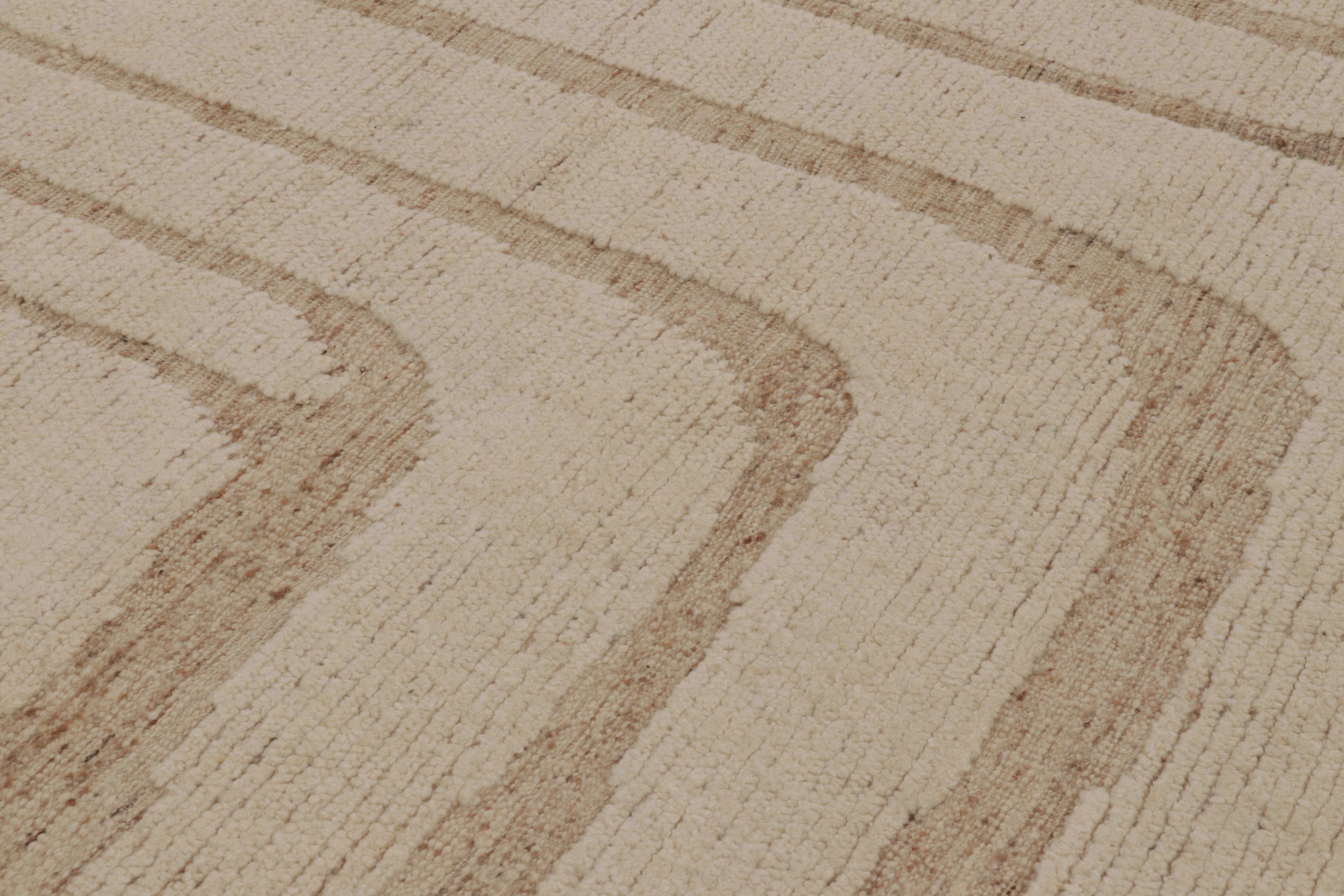 Dieser handgeknüpfte Teppich im Format 12x16 aus Wolle und Baumwolle ist eine aufregende Neuheit in der Modern Collection'S von Rug & Kilim. Er besticht durch seine schlichte Farbpalette und sein einzigartiges Spiel mit Streifen, hohen und niedrigen