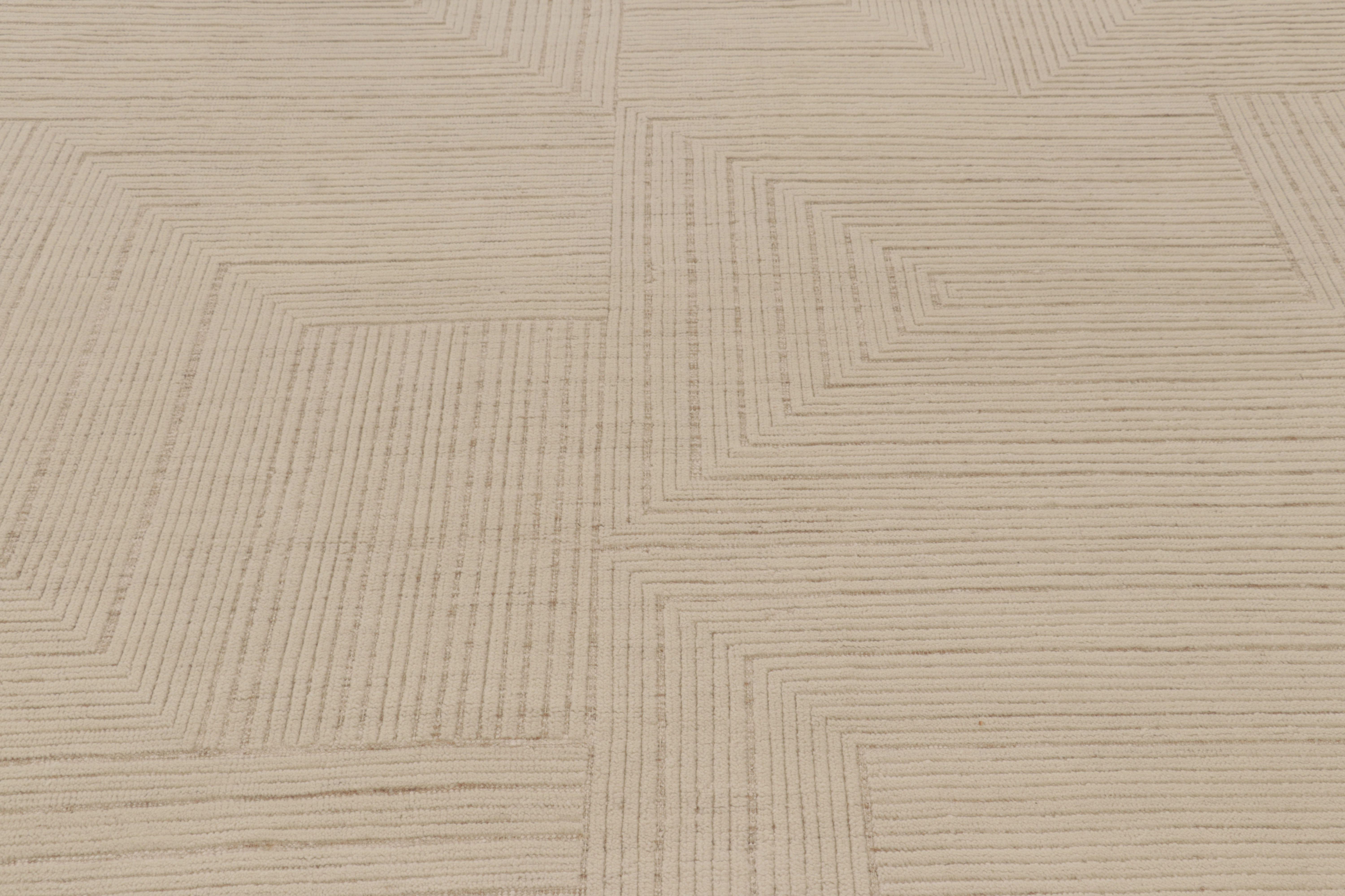 Dieser handgeknüpfte Teppich im Format 12x18 aus Wolle und Baumwolle ist eine aufregende Neuheit in der Modern Collection'S von Rug & Kilim. Er besticht durch seine schlichte Farbpalette und sein einzigartiges Spiel mit Streifen, hohen und niedrigen