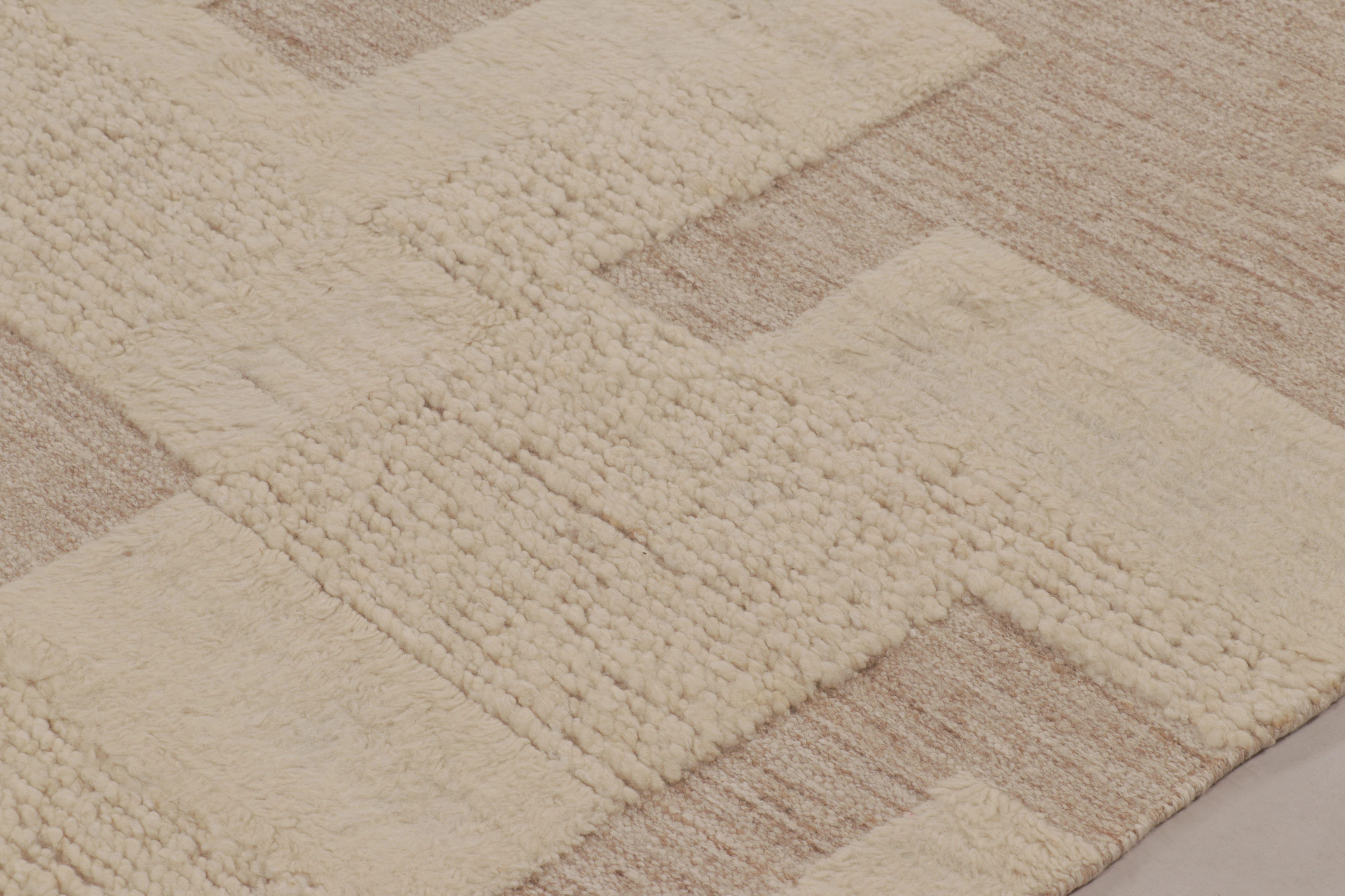 Handgefertigt aus Wolle und Baumwolle in einer Kombination aus Flor und Flachgewebe, ist dieser 12x16 große, zeitgenössische Teppich eine aufregende Ergänzung der Modern Collection'S von Rug & Kilim. Er besticht durch seine schlichte Farbpalette und