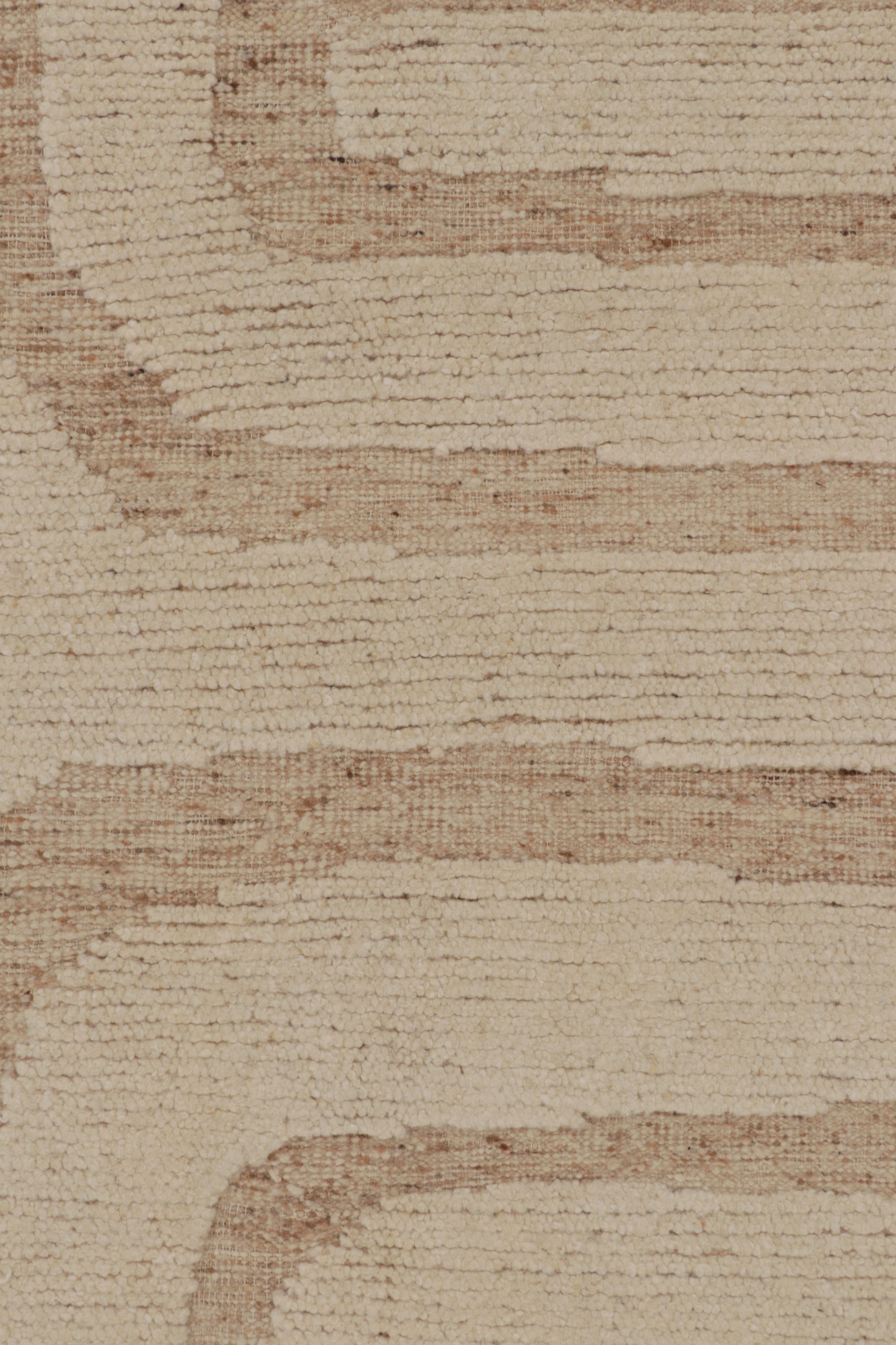Rug & Kilim's übergroßer zeitgenössischer Strukturteppich in Beige-Creme-Tönen (Moderne) im Angebot