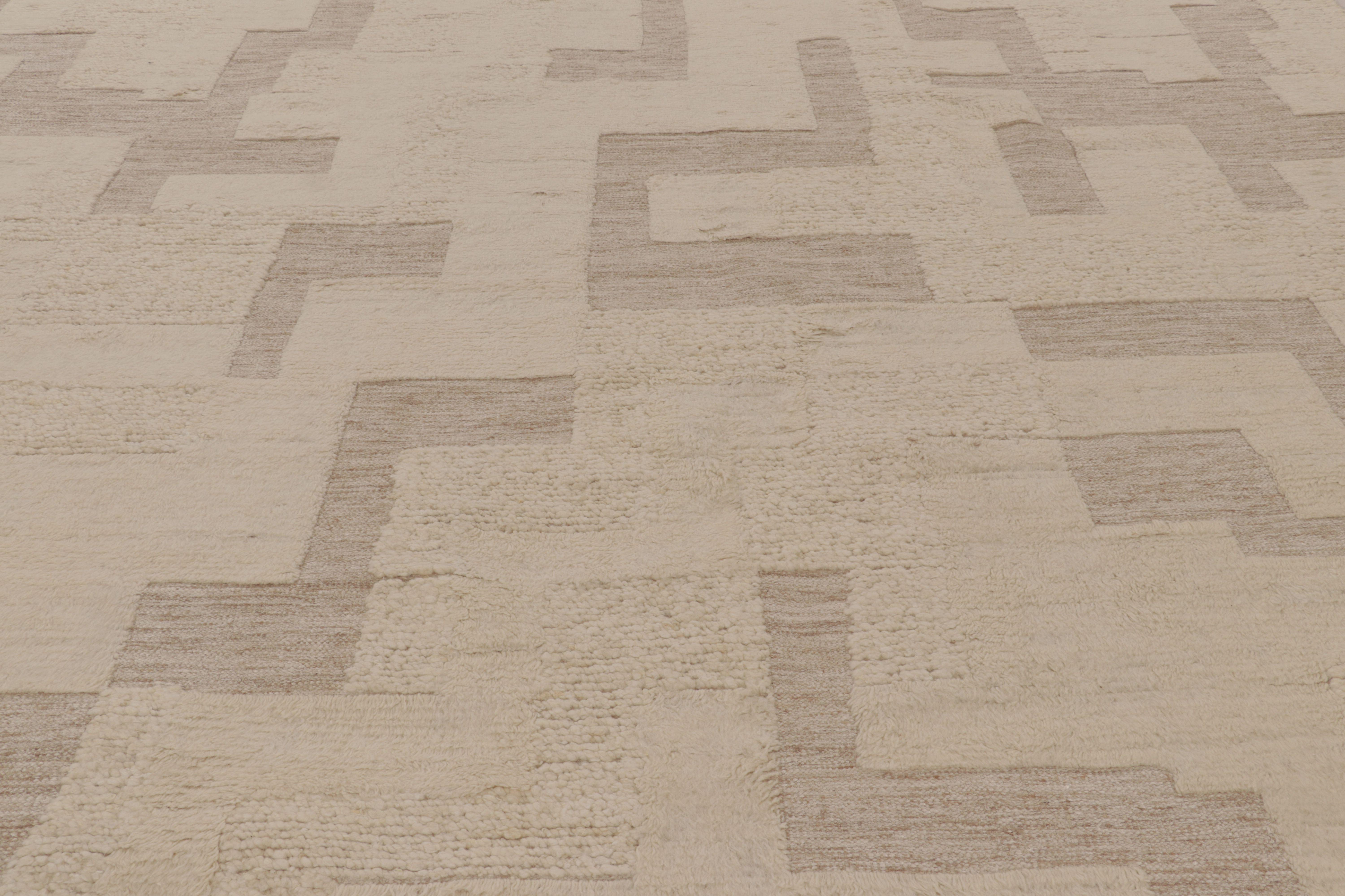 Rug & Kilim's übergroßer zeitgenössischer Strukturteppich in Beige-Creme-Tönen (Moderne) im Angebot