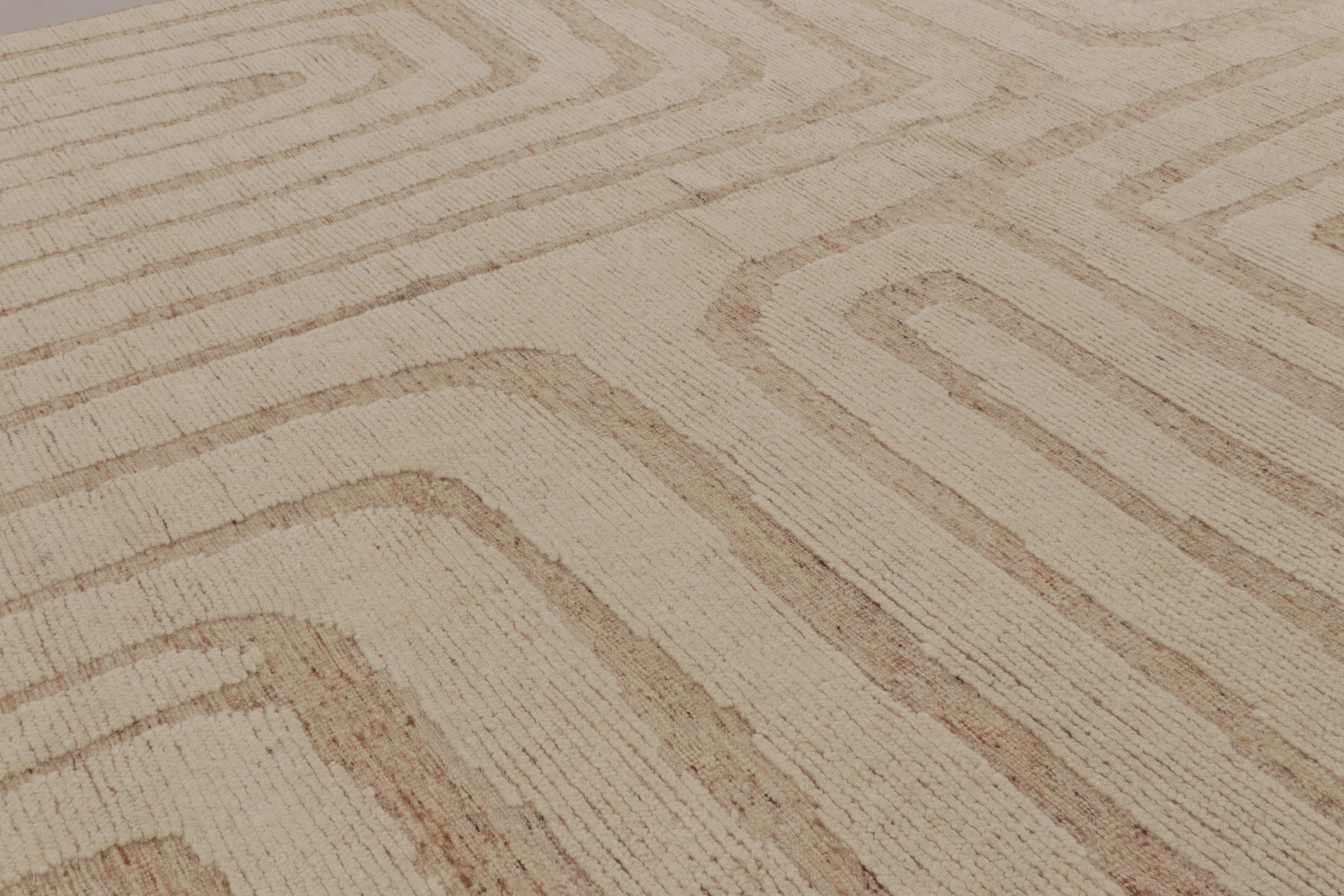 Rug & Kilim's übergroßer zeitgenössischer Strukturteppich in Beige-Creme-Tönen (Indisch) im Angebot