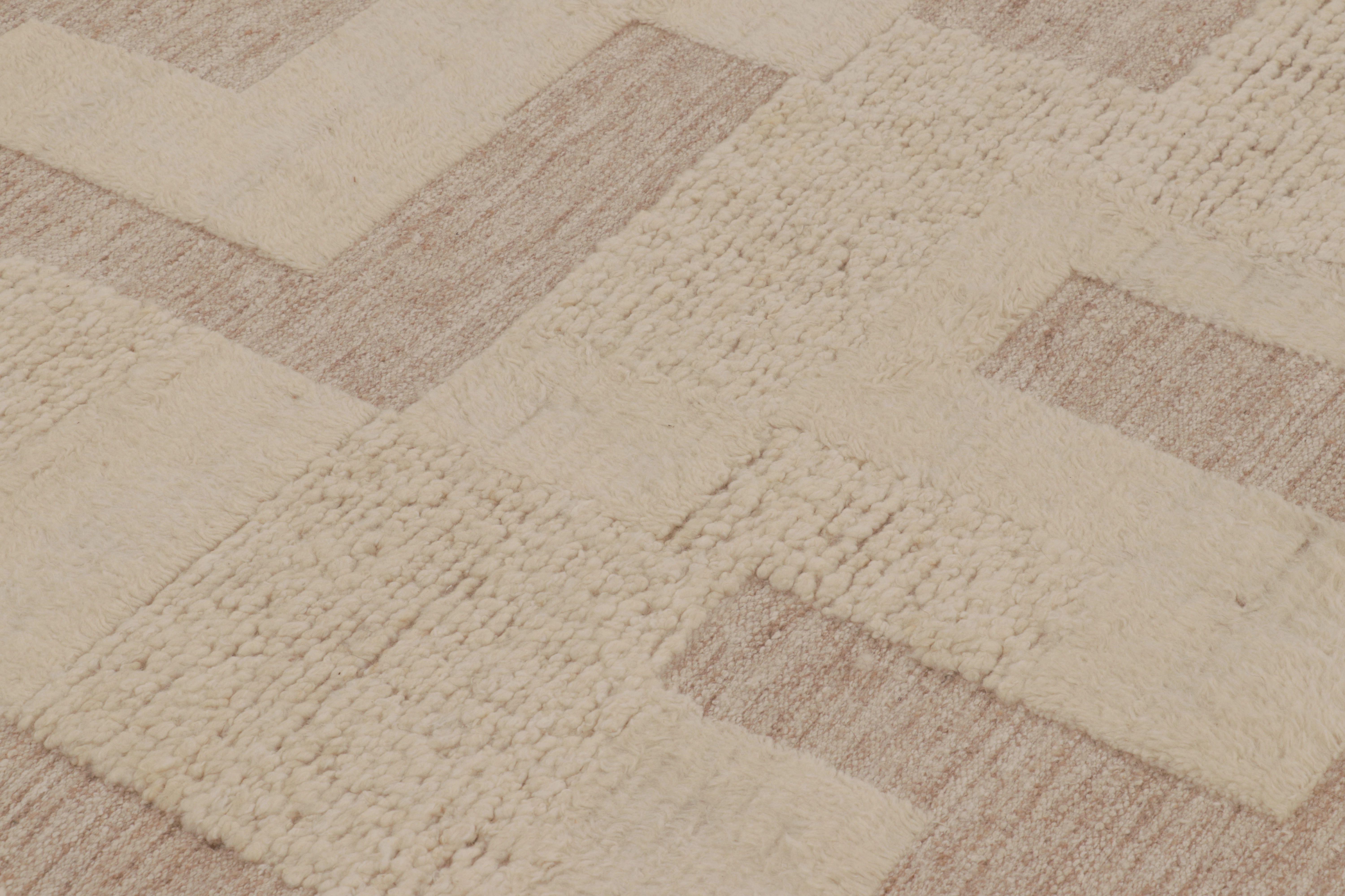 Rug & Kilim's übergroßer zeitgenössischer Strukturteppich in Beige-Creme-Tönen (Indisch) im Angebot