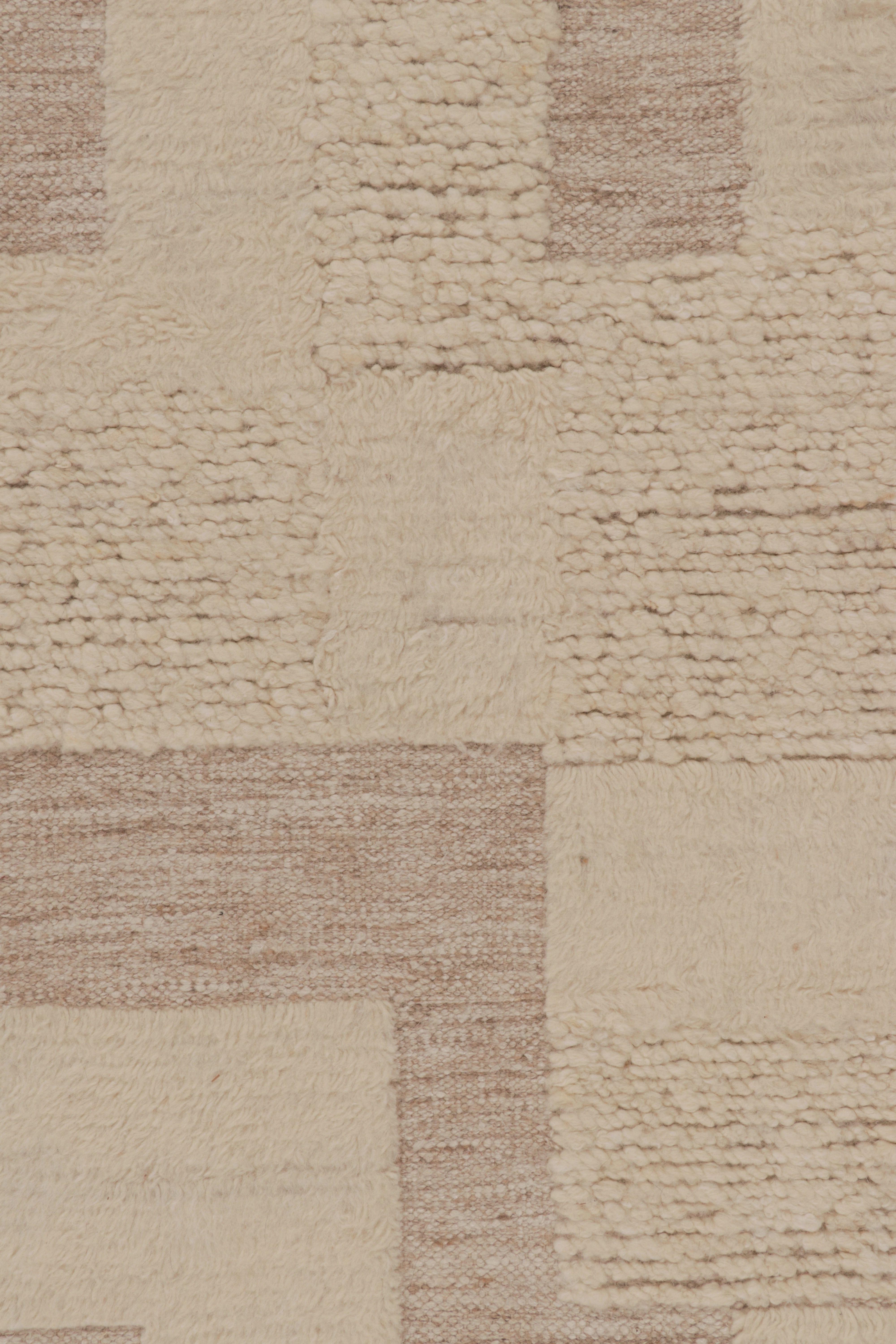 Rug & Kilim's übergroßer zeitgenössischer Strukturteppich in Beige-Creme-Tönen (Handgeknüpft) im Angebot