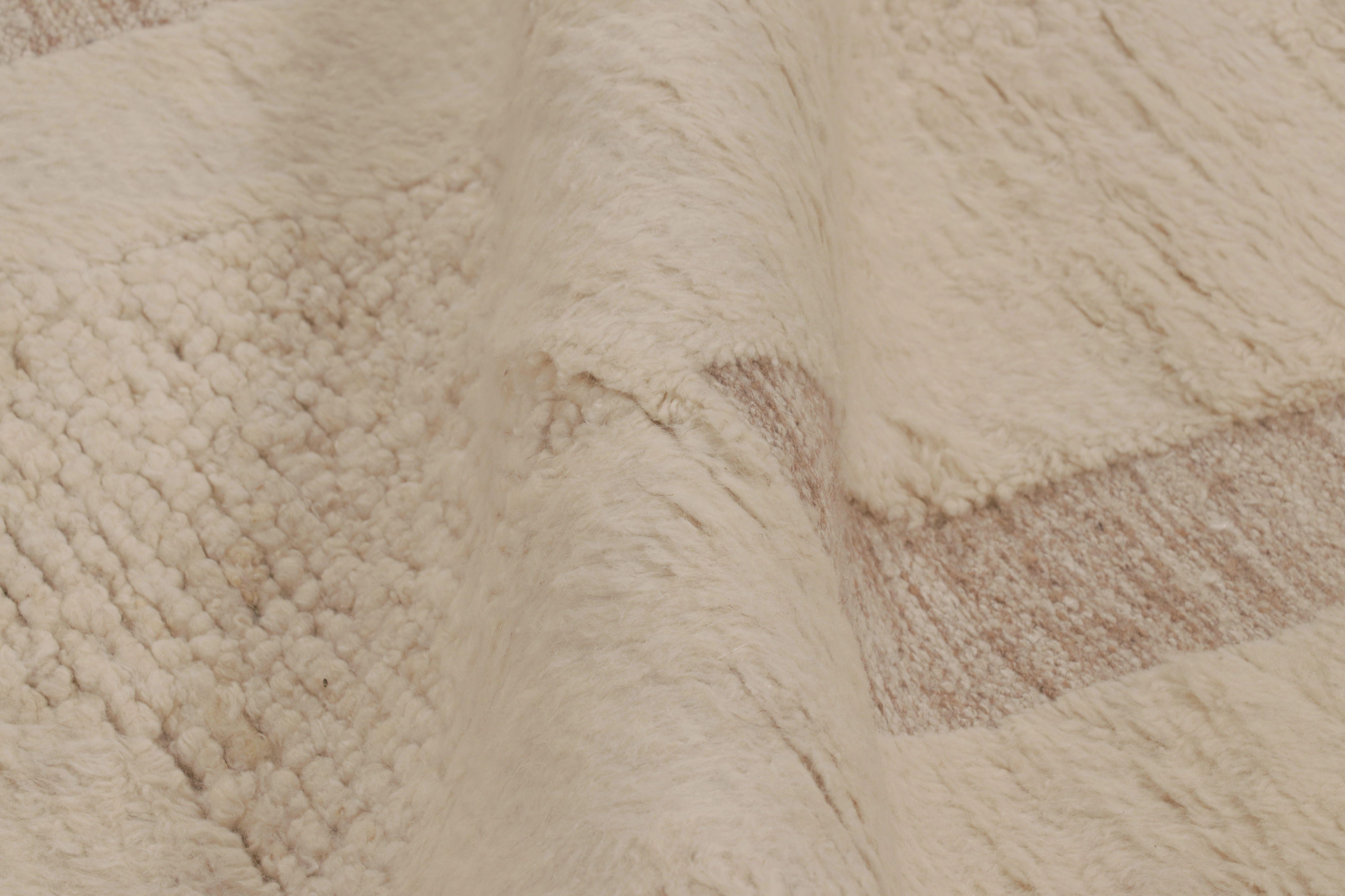 Rug & Kilim's übergroßer zeitgenössischer Strukturteppich in Beige-Creme-Tönen (21. Jahrhundert und zeitgenössisch) im Angebot