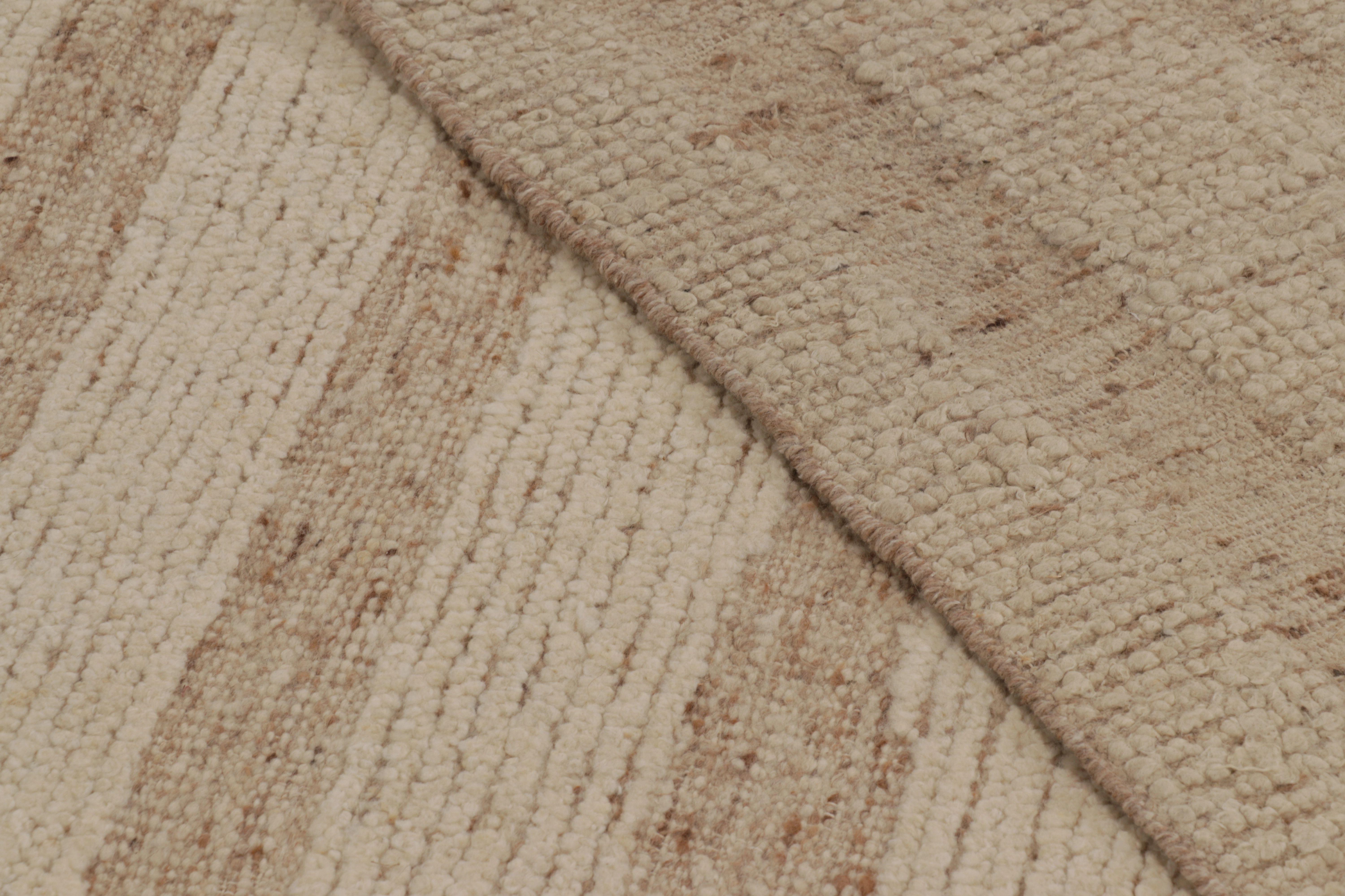 Rug & Kilim's übergroßer zeitgenössischer Strukturteppich in Beige-Creme-Tönen (Wolle) im Angebot