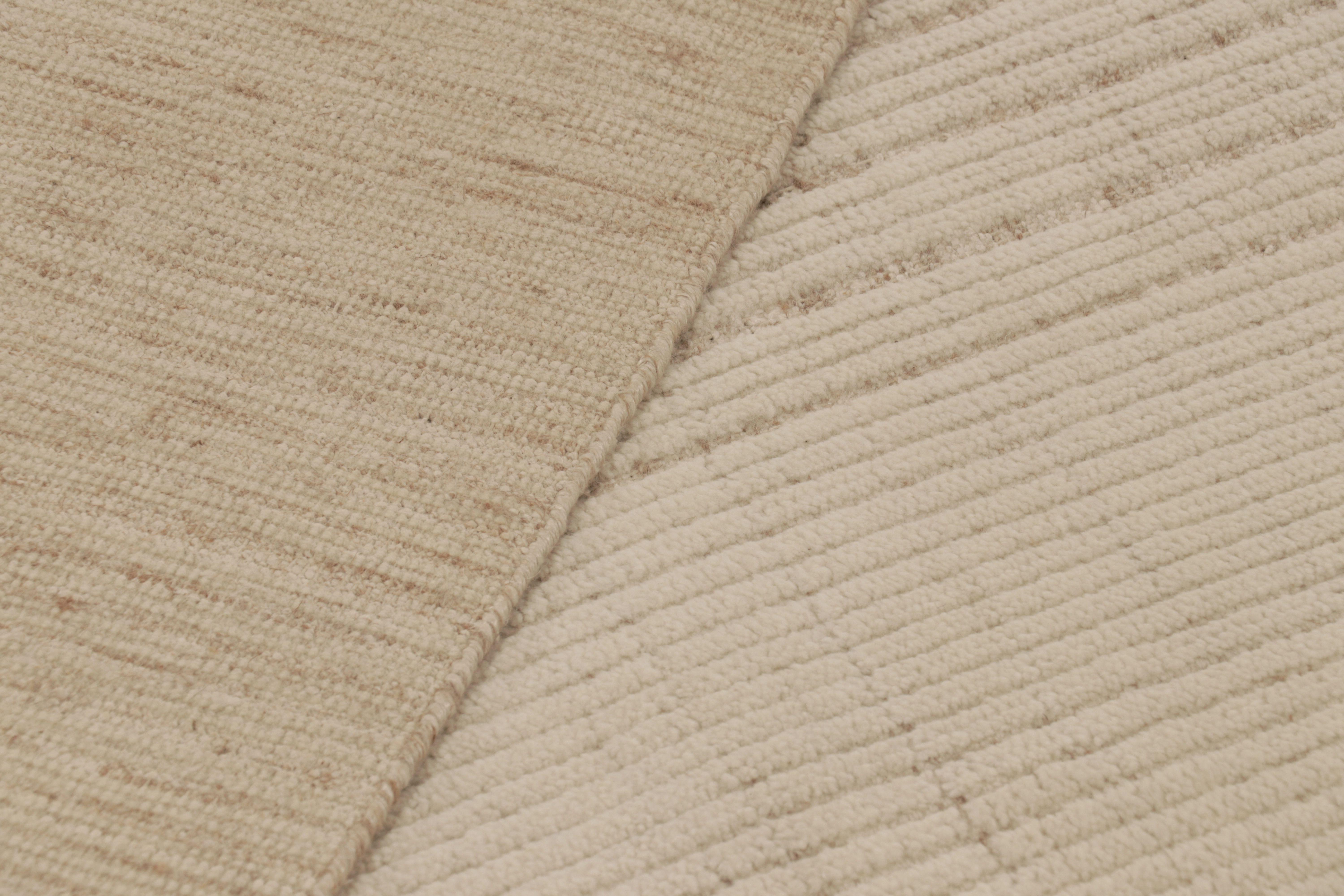Rug & Kilim's übergroßer zeitgenössischer Strukturteppich in Beige-Creme-Tönen im Angebot 1