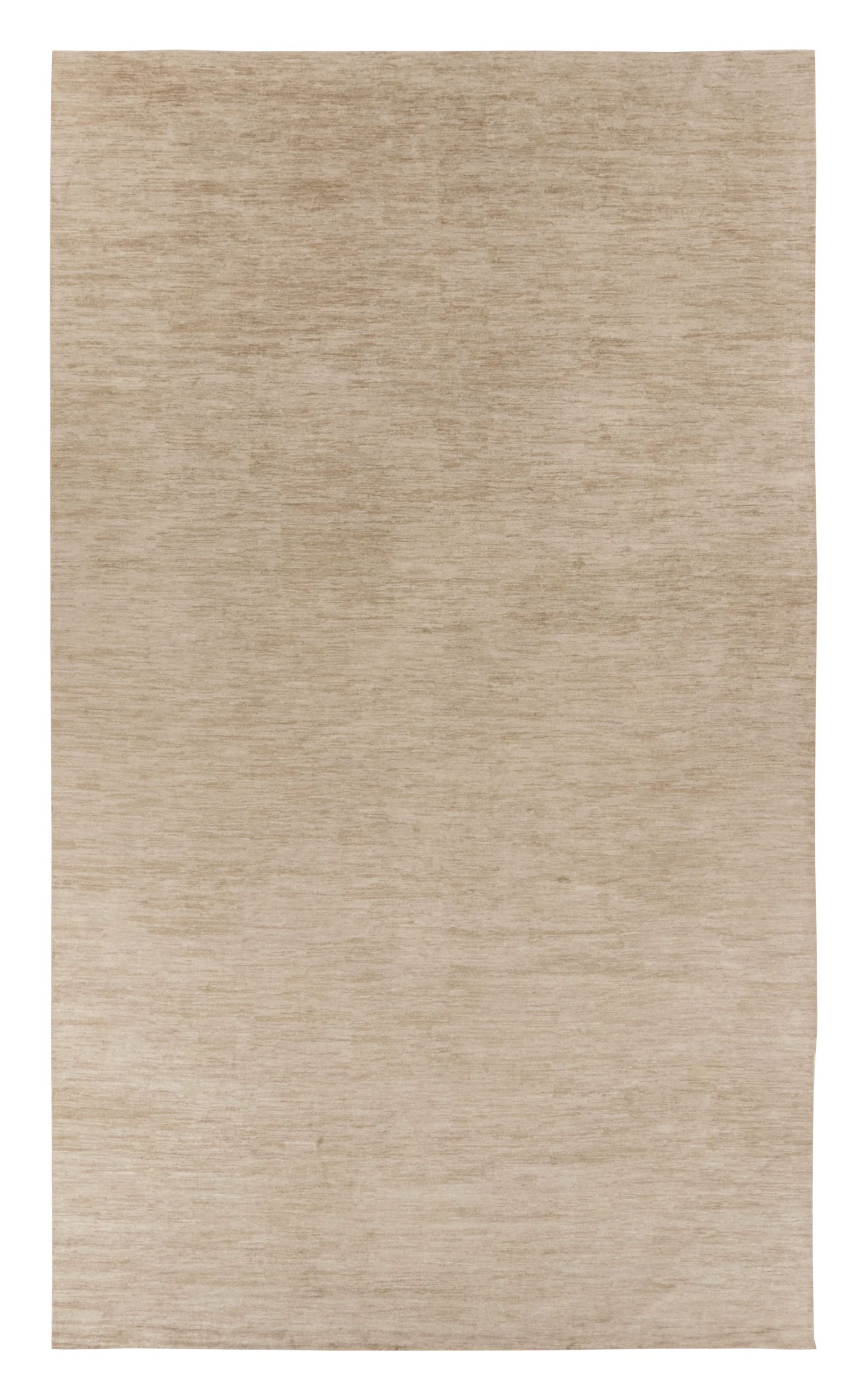 Tapis contemporain aux textures marquées et aux dimensions généreuses de Rug & Kilim, dans des tons beiges doux et nuancés