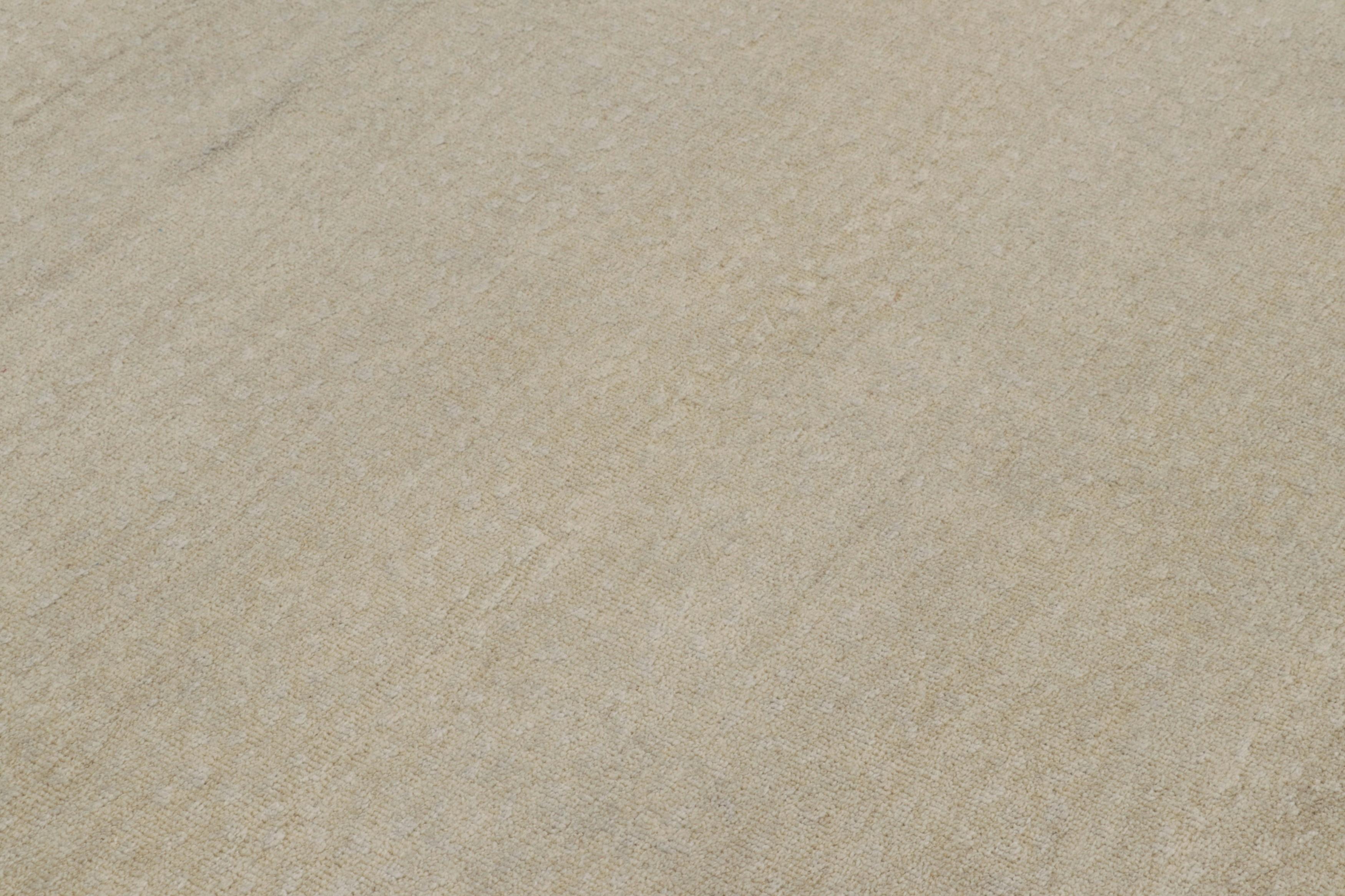 Rug & Kilim’s Oversized Contemporary Textural Solid Rug in Beige Tones Moderno en venta