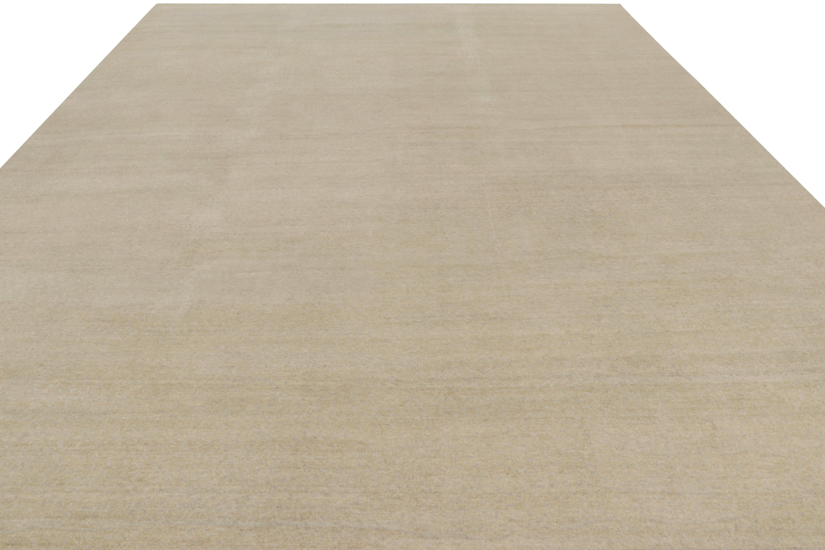 Alfombra contemporánea sobredimensionada de textura sólida en tonos beige de Rug & Kilim Indio en venta