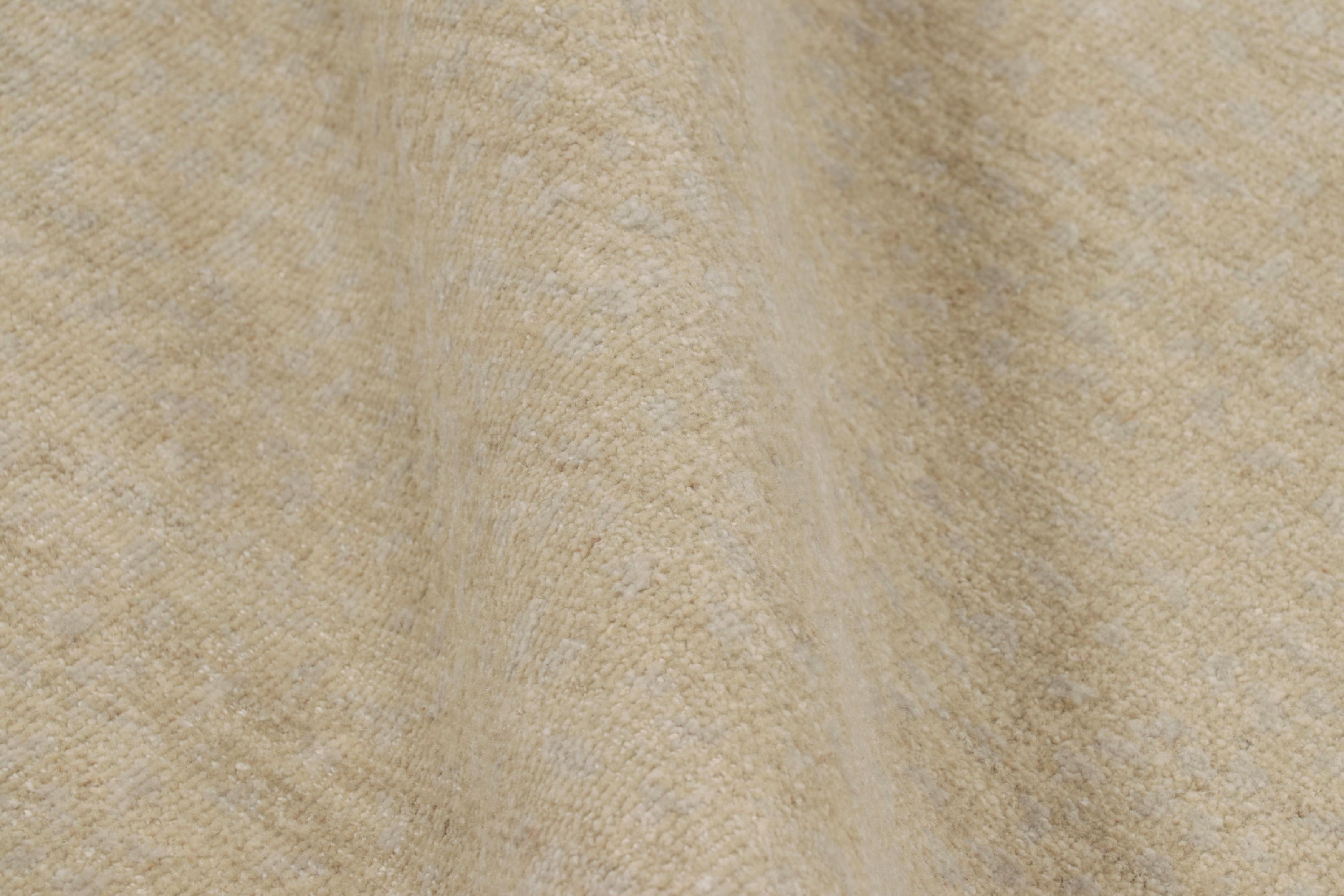 Alfombra contemporánea sobredimensionada de textura sólida en tonos beige de Rug & Kilim Siglo XXI y contemporáneo en venta