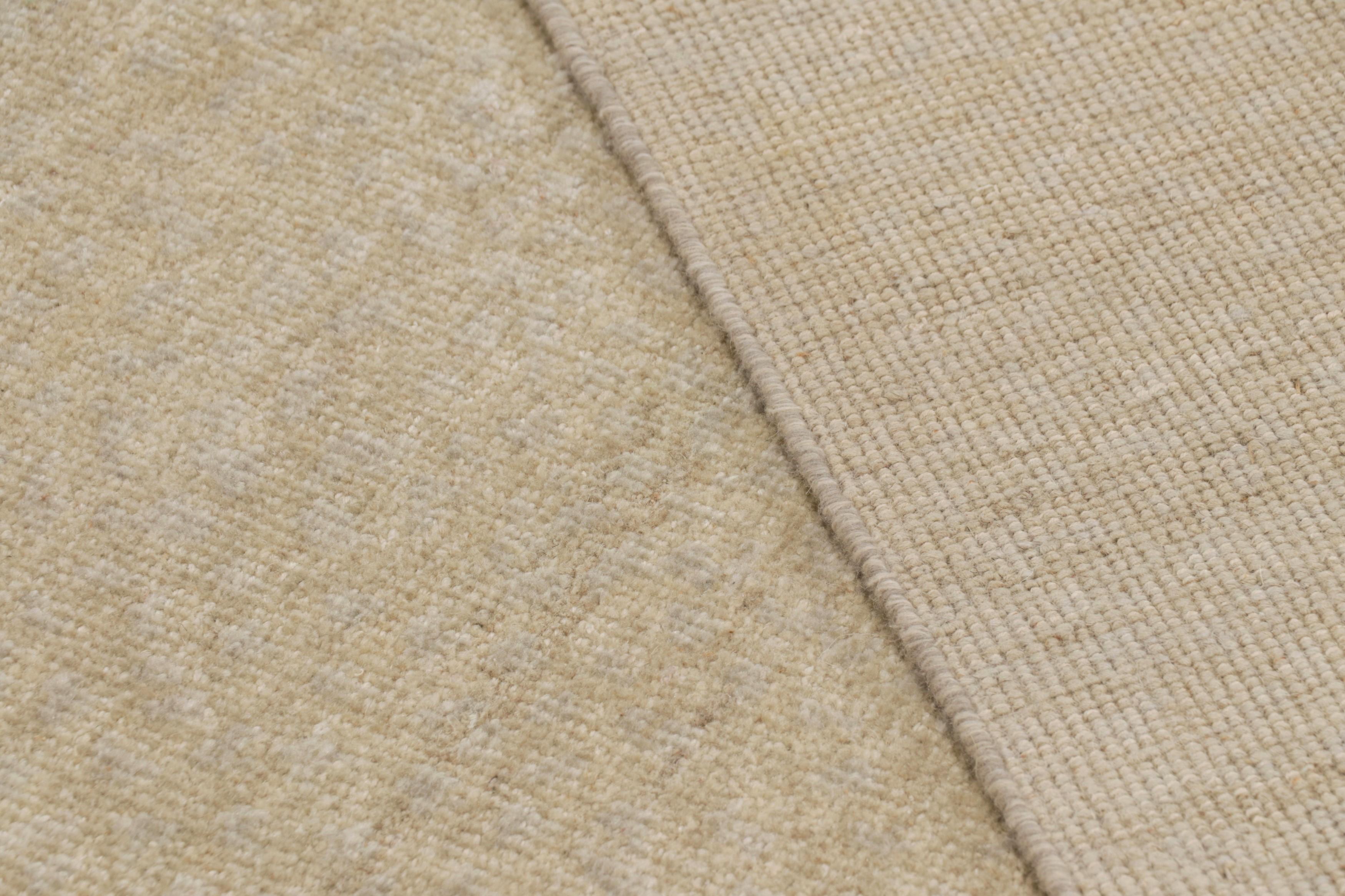 Alfombra contemporánea sobredimensionada de textura sólida en tonos beige de Rug & Kilim Lana en venta