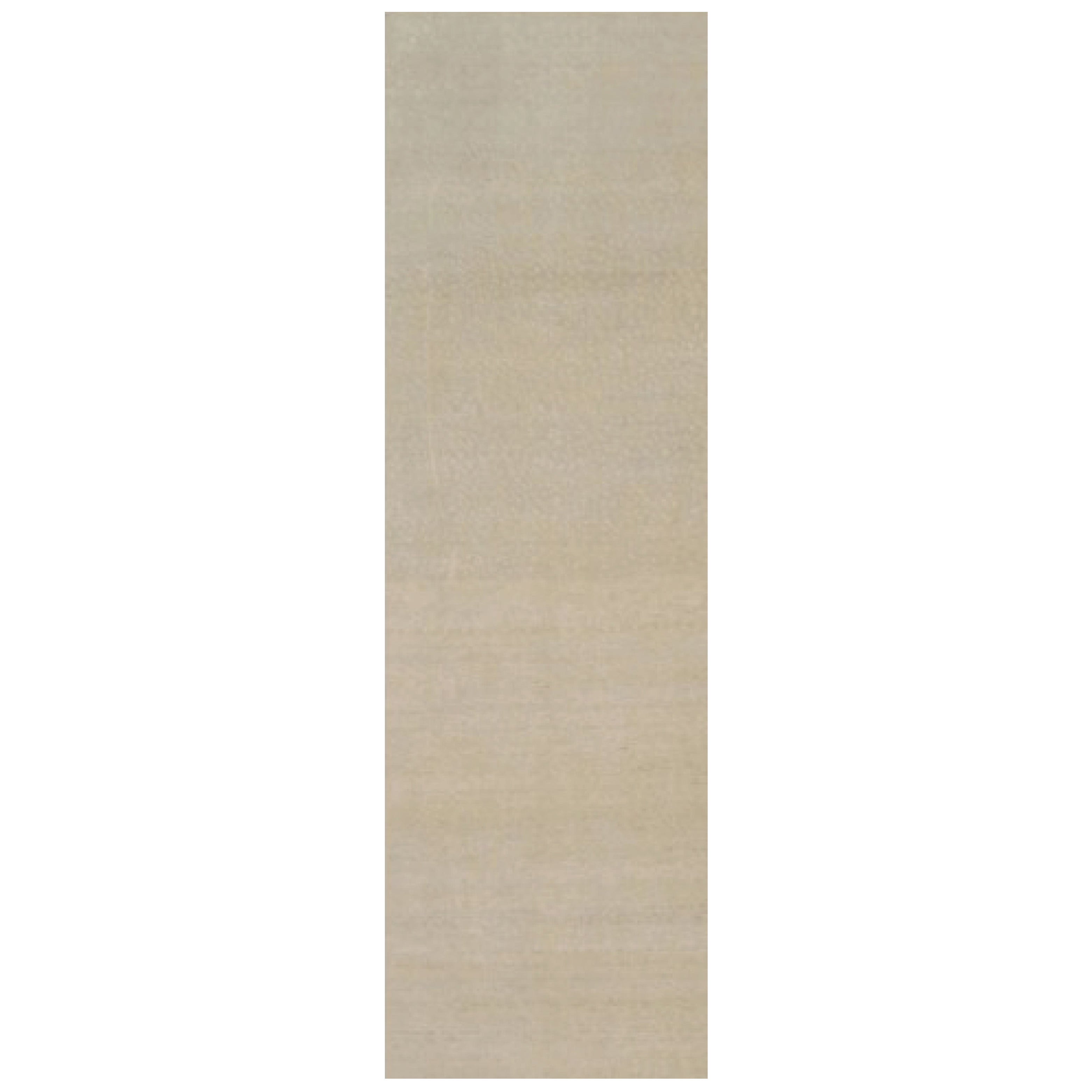 Alfombra contemporánea sobredimensionada de textura sólida en tonos beige de Rug & Kilim