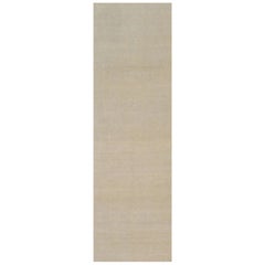 Alfombra contemporánea sobredimensionada de textura sólida en tonos beige de Rug & Kilim