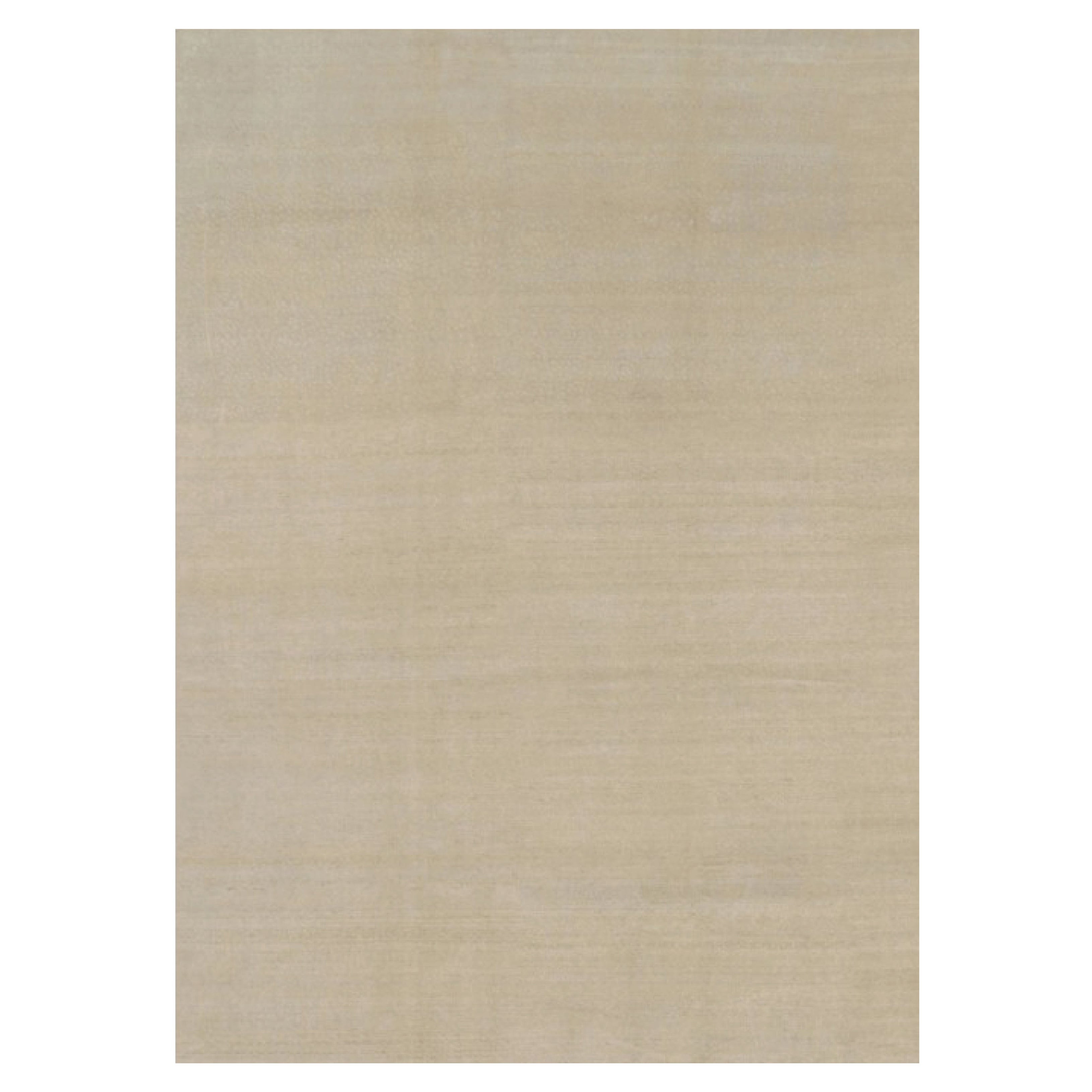 Rug & Kilim è un tappeto a tinta unita oversize in stile contemporaneo nei toni del beige.