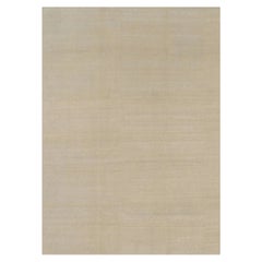 Rug & Kilim è un tappeto a tinta unita oversize in stile contemporaneo nei toni del beige.