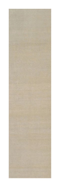 Alfombra contemporánea sobredimensionada de textura sólida en tonos beige de Rug & Kilim