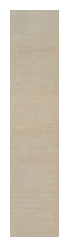 Alfombra contemporánea sobredimensionada de textura sólida en tonos beige de Rug & Kilim