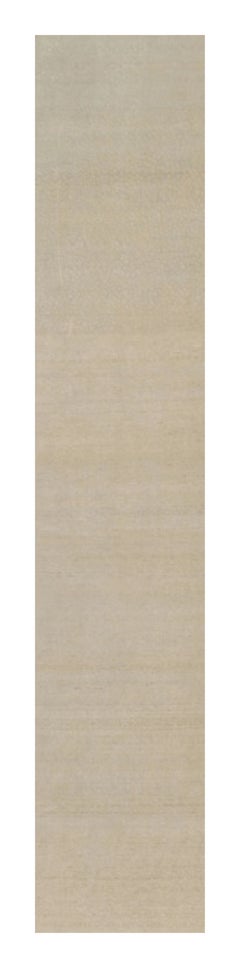Alfombra contemporánea sobredimensionada de textura sólida en tonos beige de Rug & Kilim