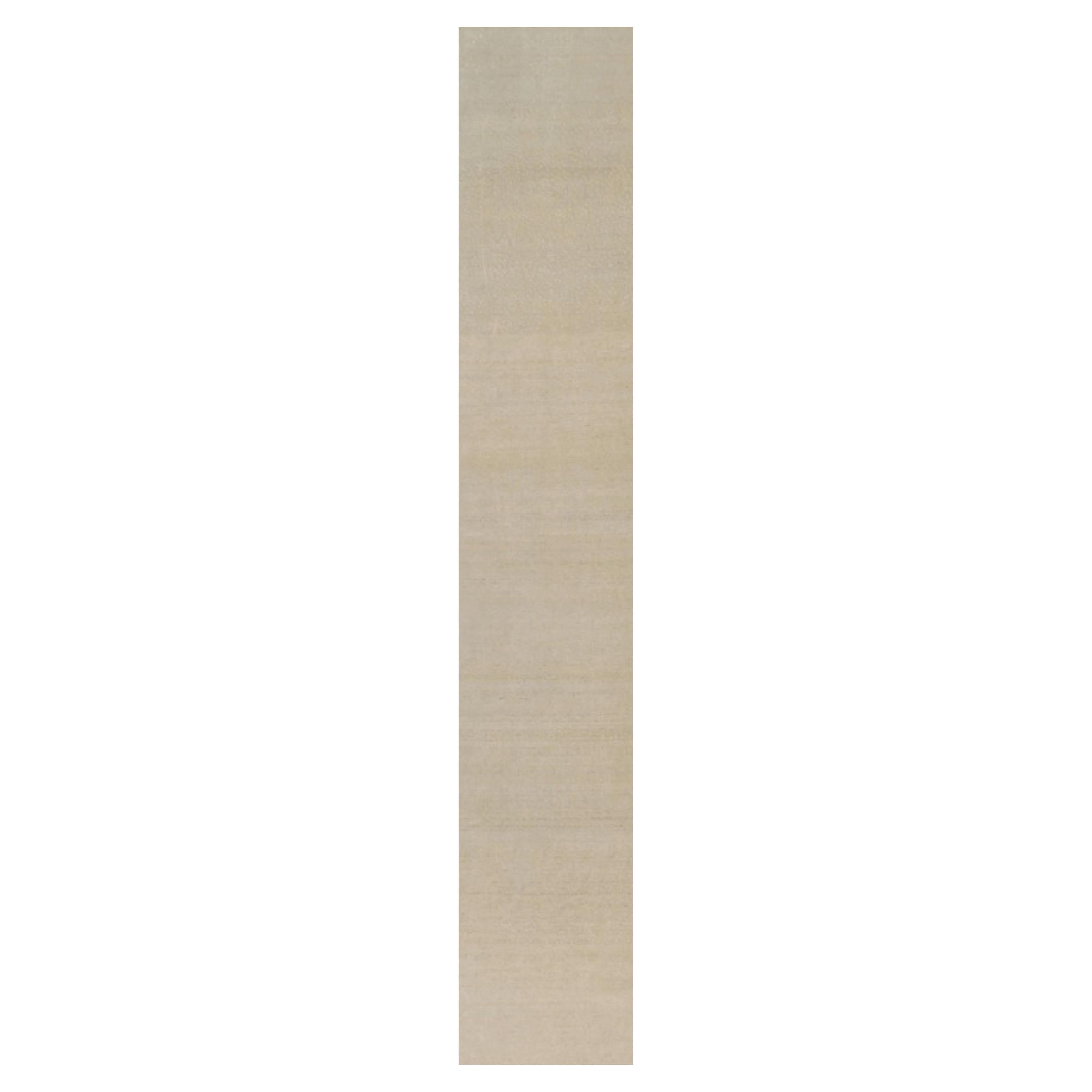 Alfombra contemporánea sobredimensionada de textura sólida en tonos beige de Rug & Kilim