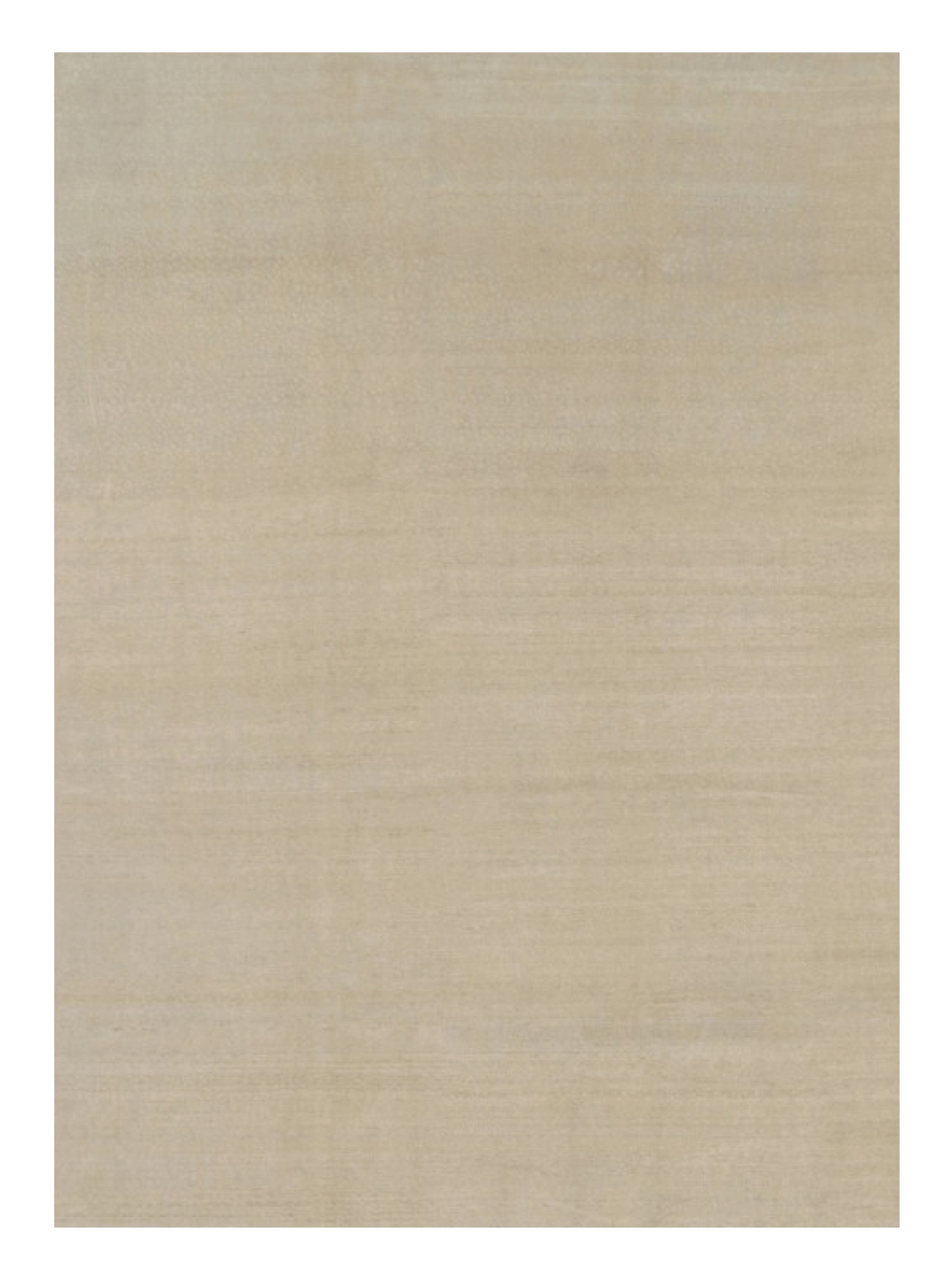 Alfombra contemporánea sobredimensionada de textura sólida en tonos beige de Rug & Kilim