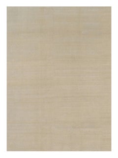 Alfombra contemporánea sobredimensionada de textura sólida en tonos beige de Rug & Kilim