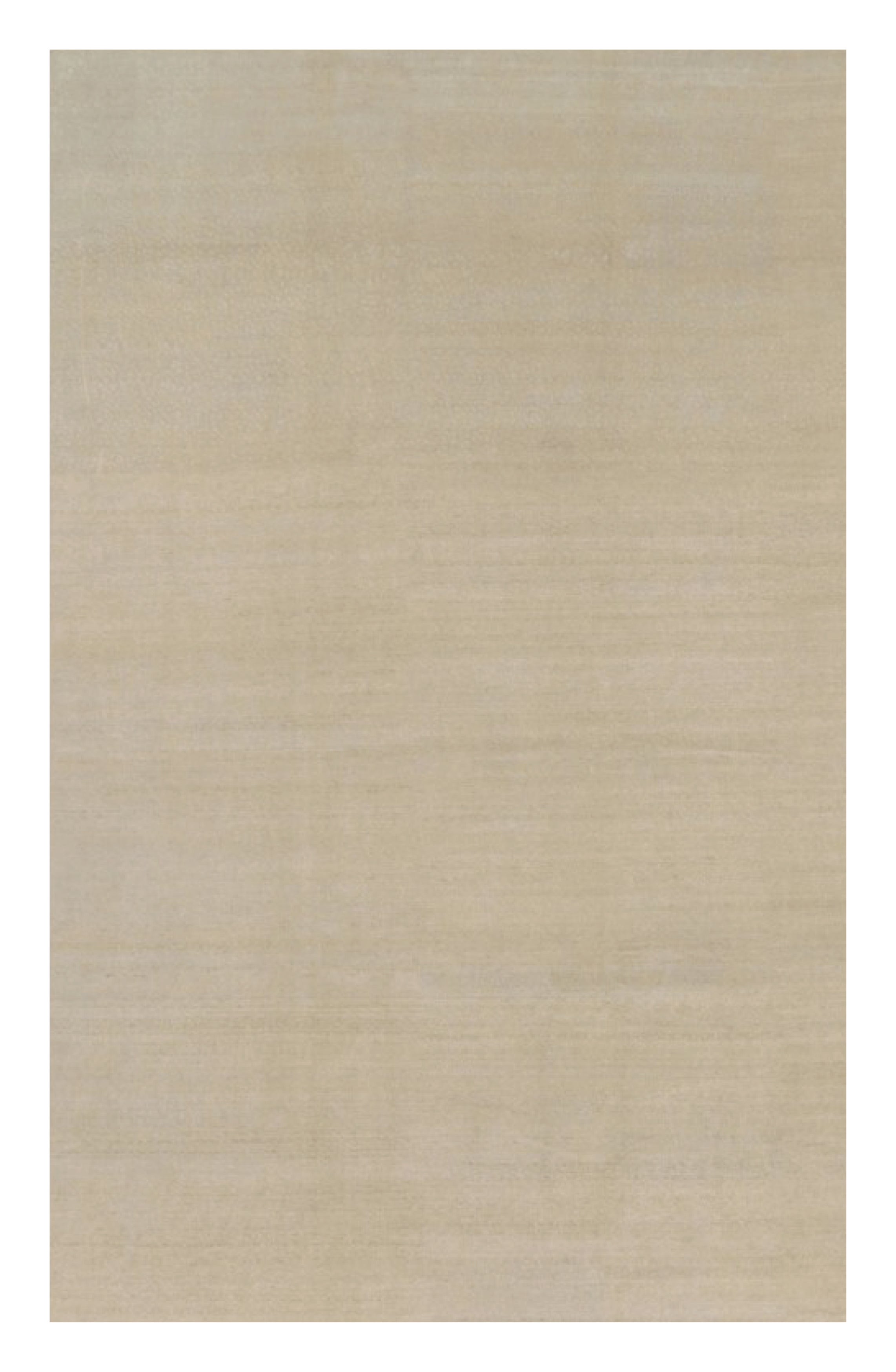 Alfombra contemporánea sobredimensionada de textura sólida en tonos beige de Rug & Kilim